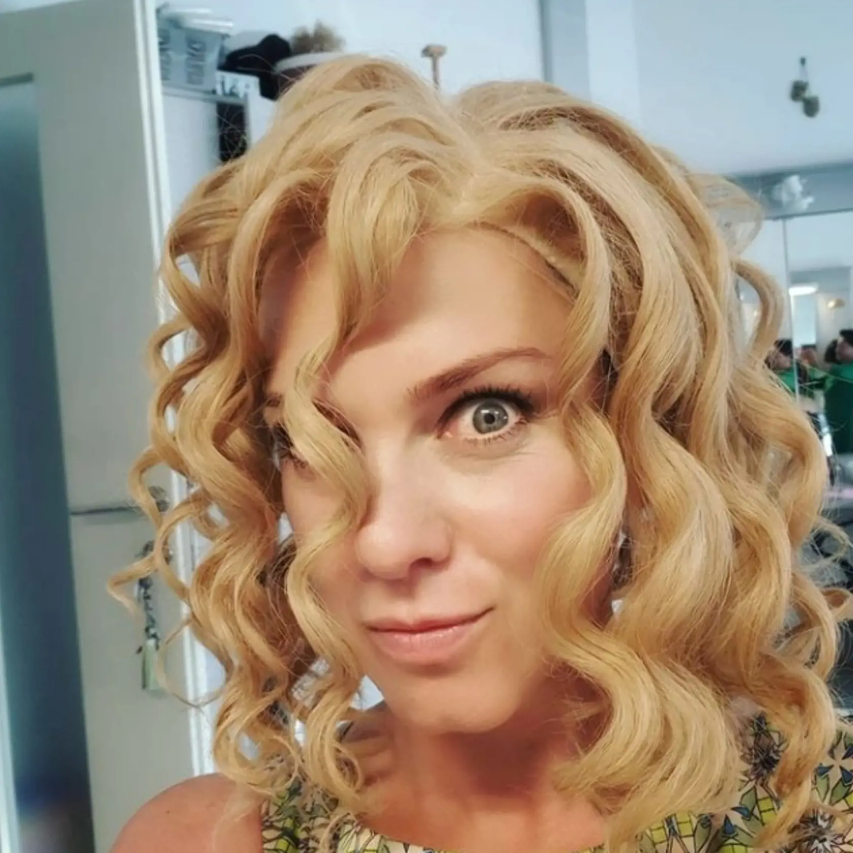 Monika vyzerá s parochňou úplne inak.