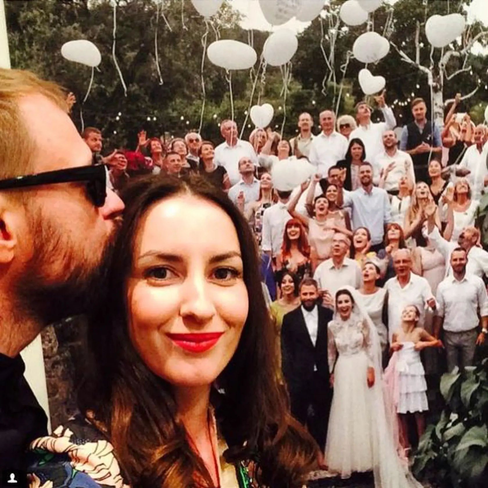 Tamara Heribanová a Branislav Šimončík pózujú pred vlastnou svadobnou fotografiou.