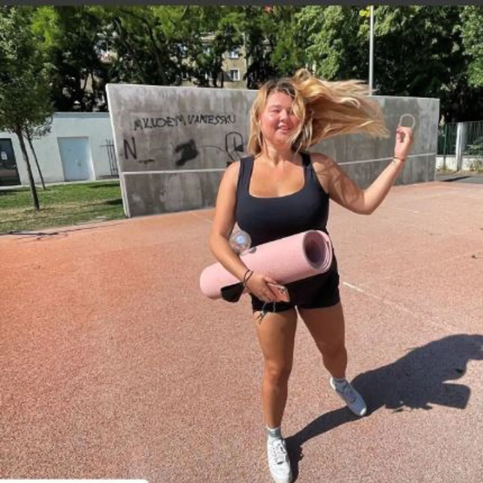Evelyn nahodila športové oblečenie a začala na sebe makať.