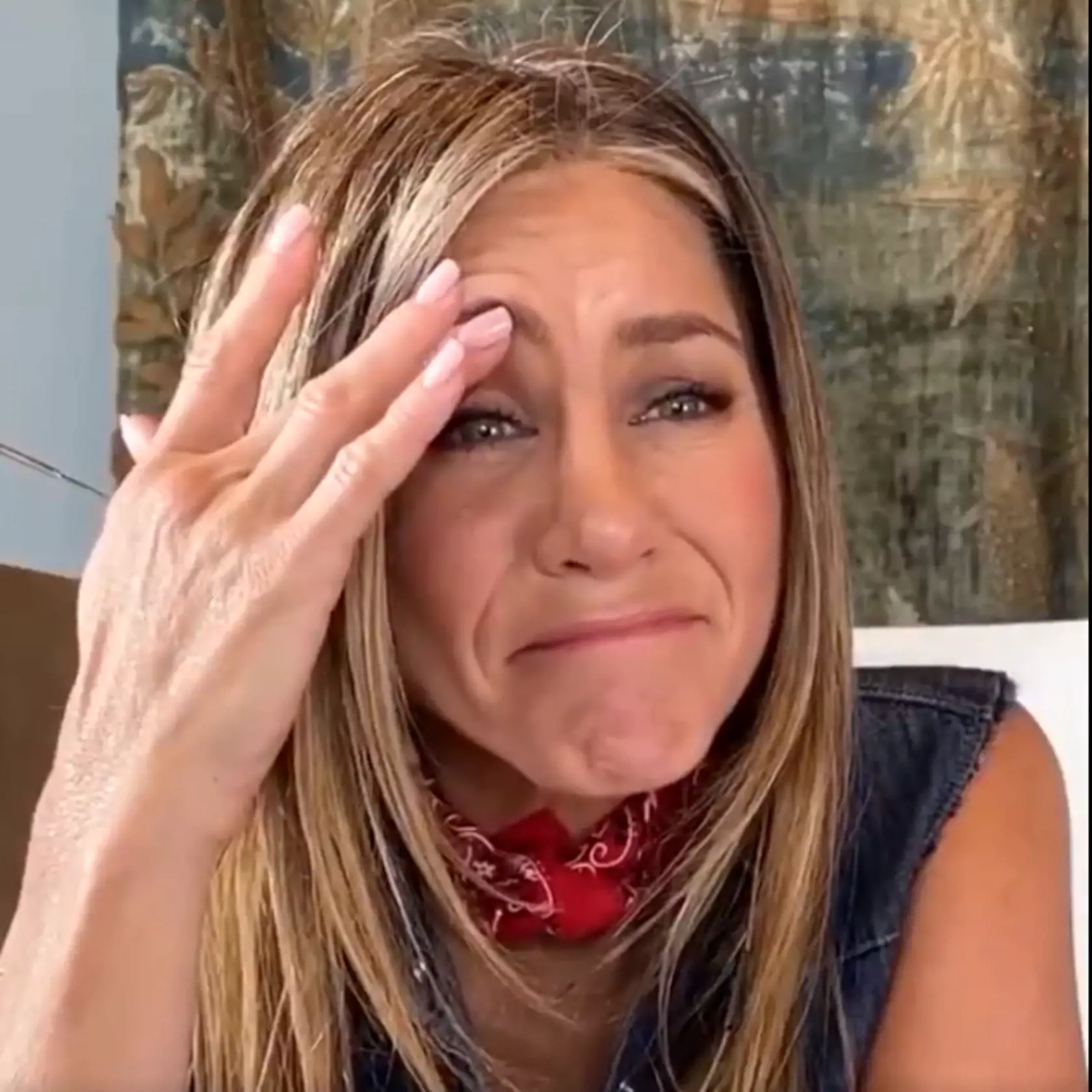 Jennifer Aniston sa len chytala za hlavu.