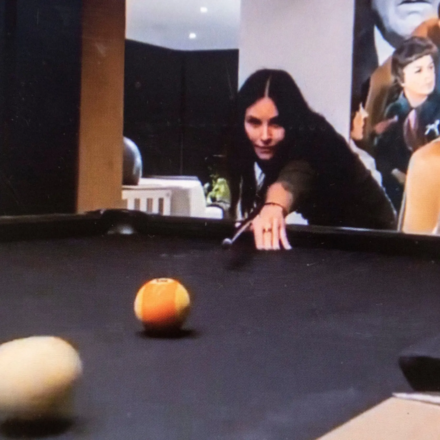 Courteney Cox na Instagramu zdieľala video, na ktorom so svojou kamarátkou Jennifer Aniston hrá biliard. Predstaviteľky Moniky a Rachel tak aj v tomto zvláštnom období potešili všetkých fanúšikov seriálu Priatelia.