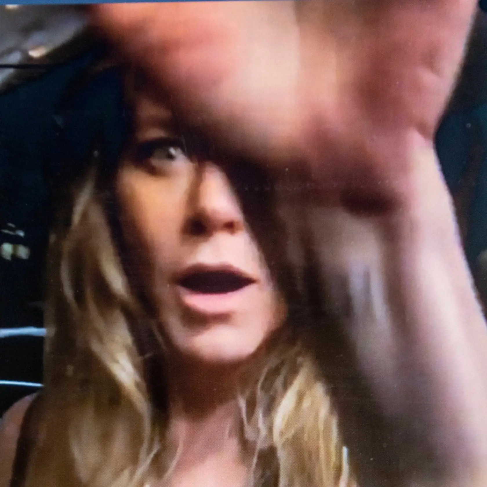 Courteney Cox na Instagramu zdieľala video, na ktorom so svojou kamarátkou Jennifer Aniston hrá biliard. Predstaviteľky Moniky a Rachel tak aj v tomto zvláštnom období potešili všetkých fanúšikov seriálu Priatelia.