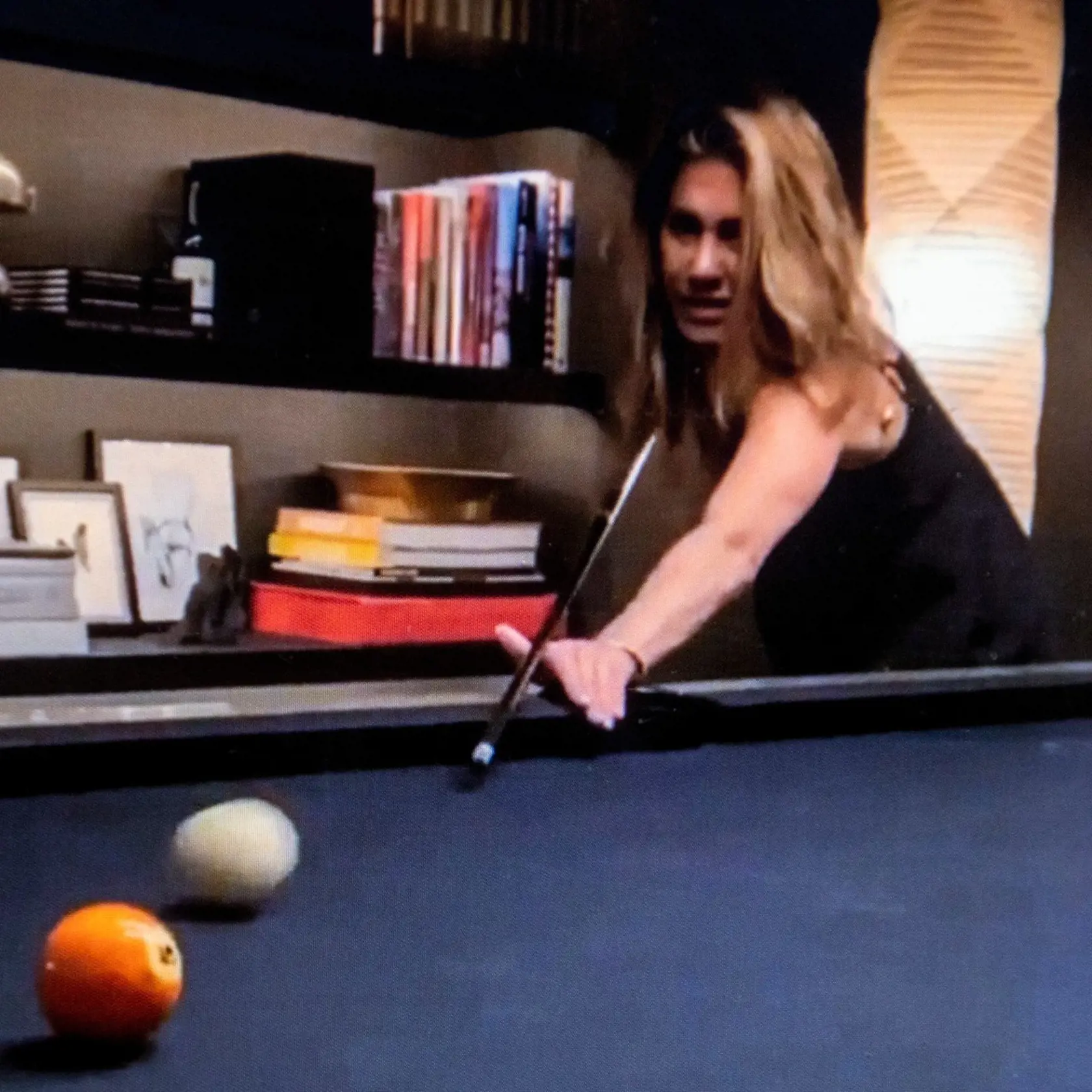 Courteney Cox na Instagramu zdieľala video, na ktorom so svojou kamarátkou Jennifer Aniston hrá biliard. Predstaviteľky Moniky a Rachel tak aj v tomto zvláštnom období potešili všetkých fanúšikov seriálu Priatelia.