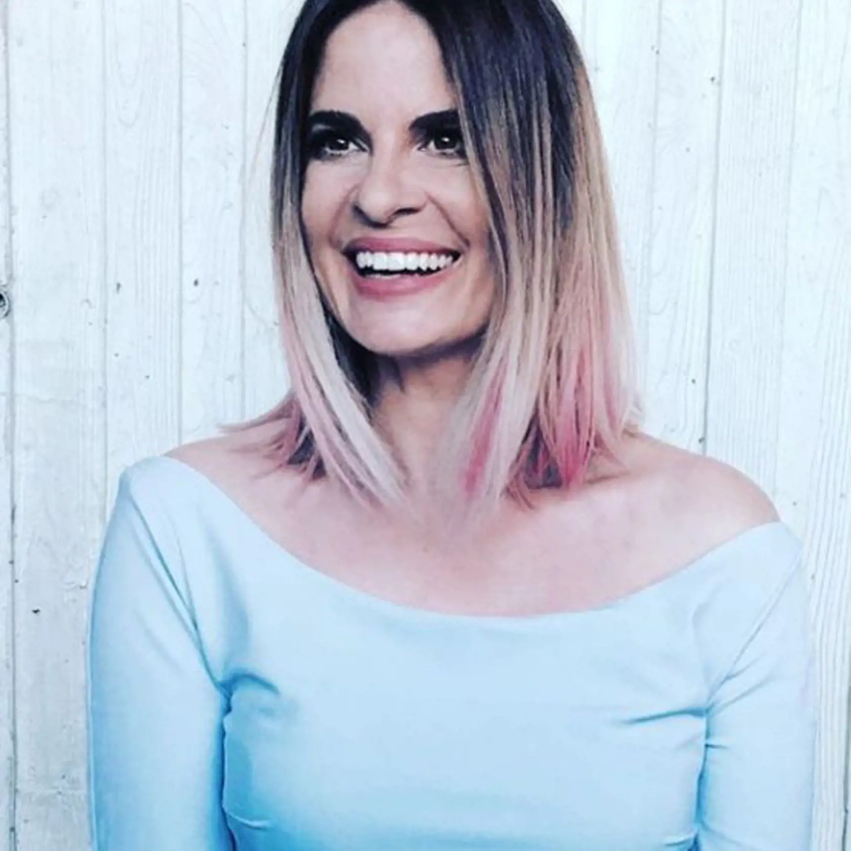 Fialová počas trvania súťaže Tvoja tvár znie povedome mala blond vlasy.