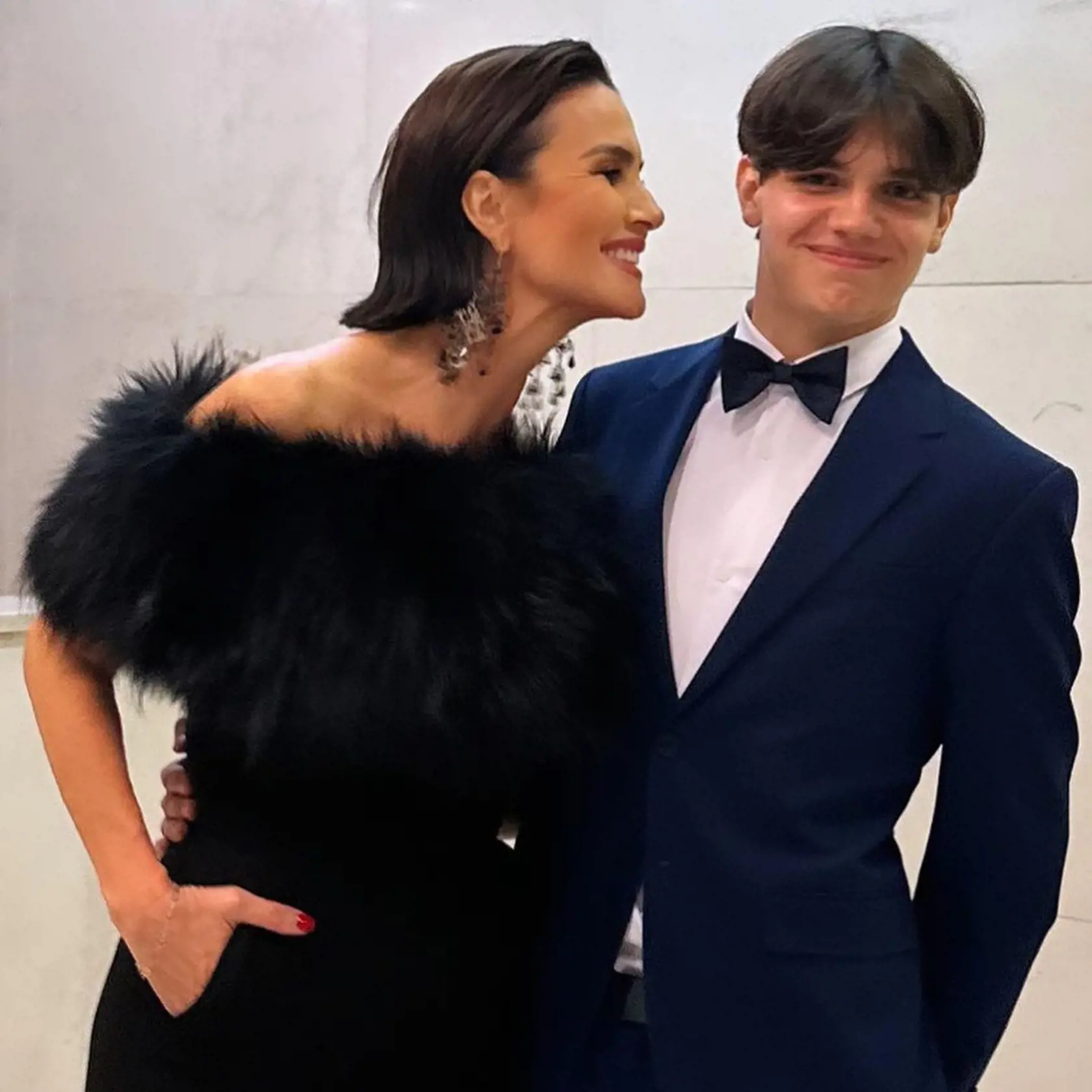 November 2023: Silvia Lakatošová so starším synom Christianom na venčekovej slávnosti.