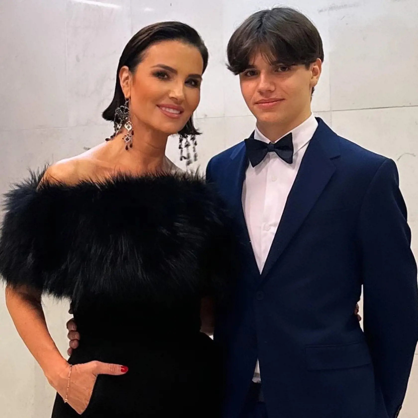 November 2023: Silvia Lakatošová so starším synom Christianom na venčekovej slávnosti.