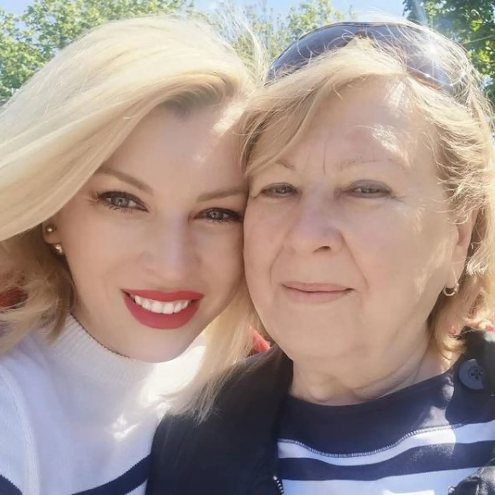 Ľúbim Ťa mami. Verím, že som aspoň z polovice tak dobrou dcérou, ako si Ty mne/nám mamičkou.
Krásny Deň matiek všetkým. A vyzerá to tak, že bude skutočne nádherný," napísala Gabika Drobová k fotke.