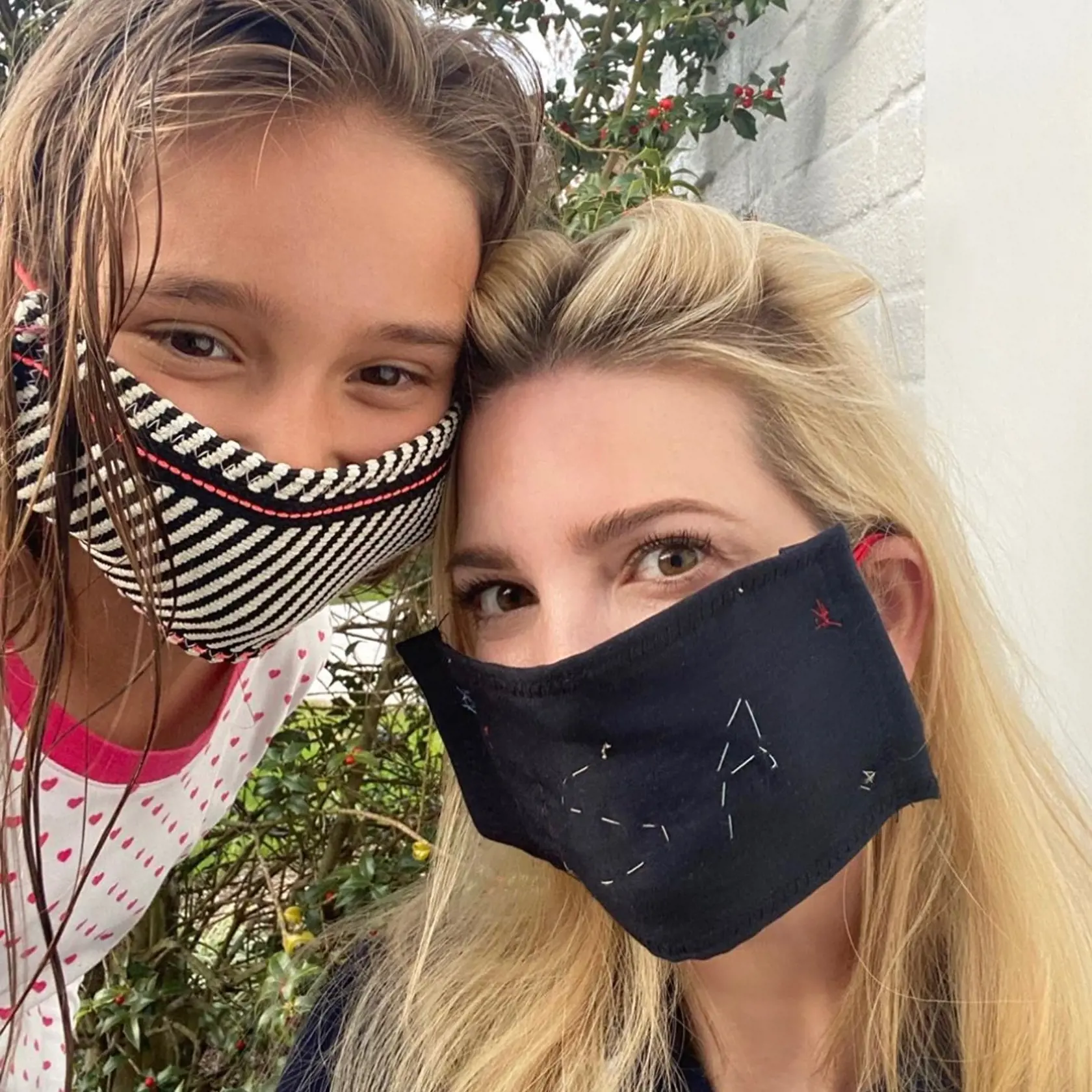 Ivanka Trump s dcérou Arabellou v rúškach, ktoré si samé ušili.