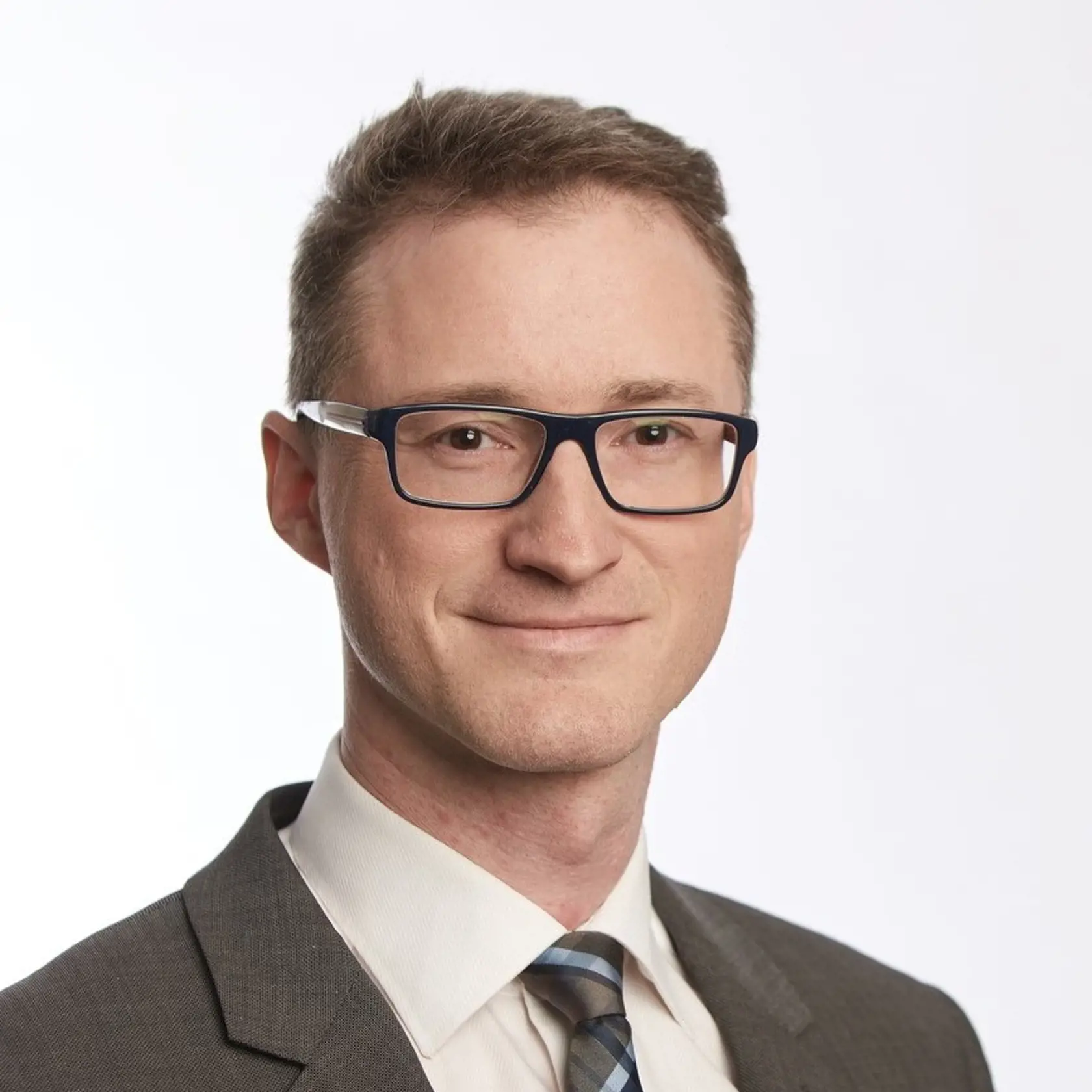"Na Slovensku vlastné bývanie vždy znamená hypotéku s dlhým splácaním. V kombinácii s vyššou nezamestnanosťou mladých ľudí, ktorú máme aj na Slovensku, a komfortom rodičovského bývania je zrejmé, prečo sa mladí ľudia osamostatňujú v priemere až o desať rokov neskôr v porovnaní so severskými štátmi či Luxemburskom,“ vysvetlil Marián Búlik, finančný analytik OVB Allfinanz Slovensko.