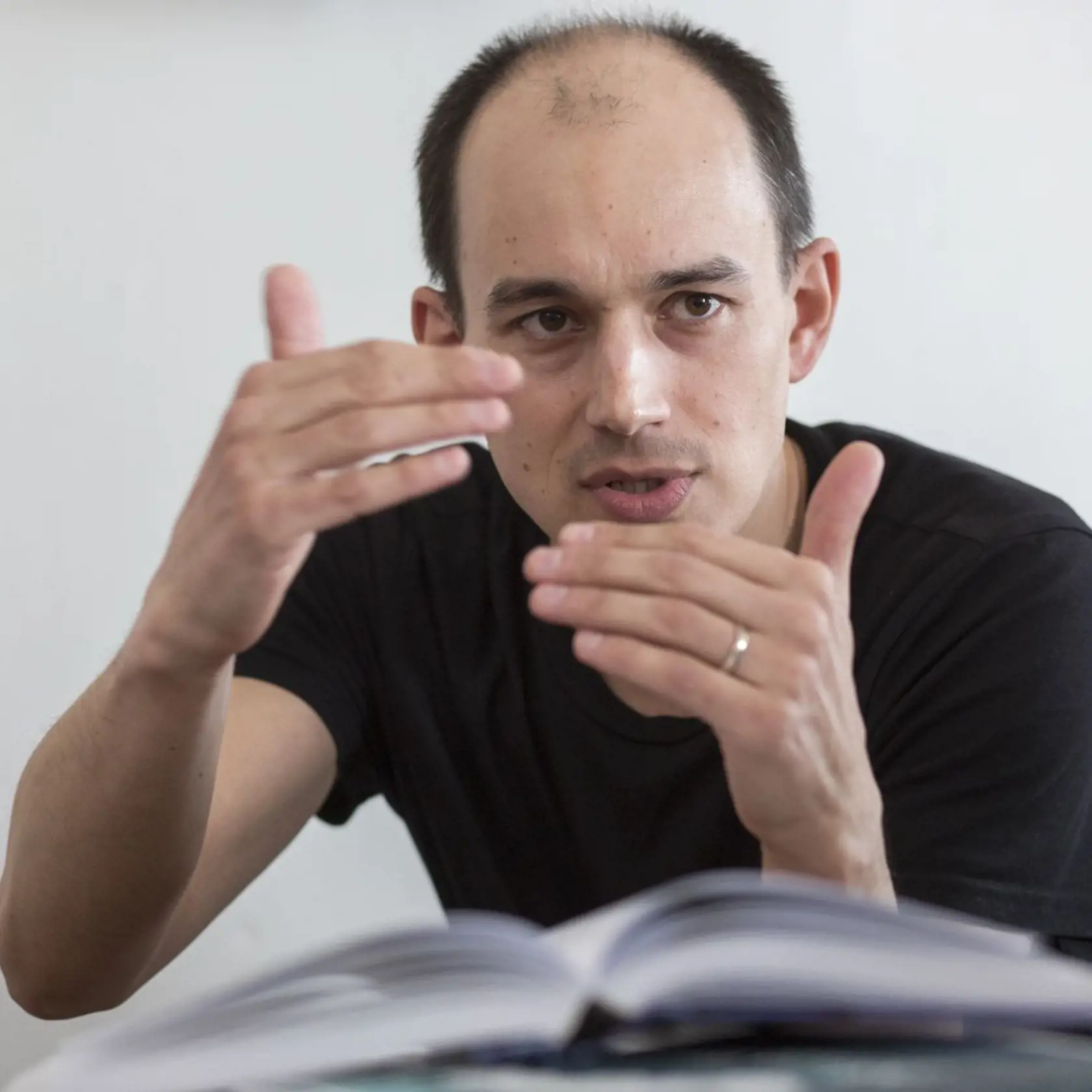 „U nasilu zaočkovaných toto riešenie len prehĺbi nedôveru v našu spoločnosť a tento dlhodobý následok môže byť pre spoločnosť zhubnejší ako long covid,” vystríha Miloslav Bahna, riaditeľ Sociologického ústavu Slovenskej akadémie vied.
