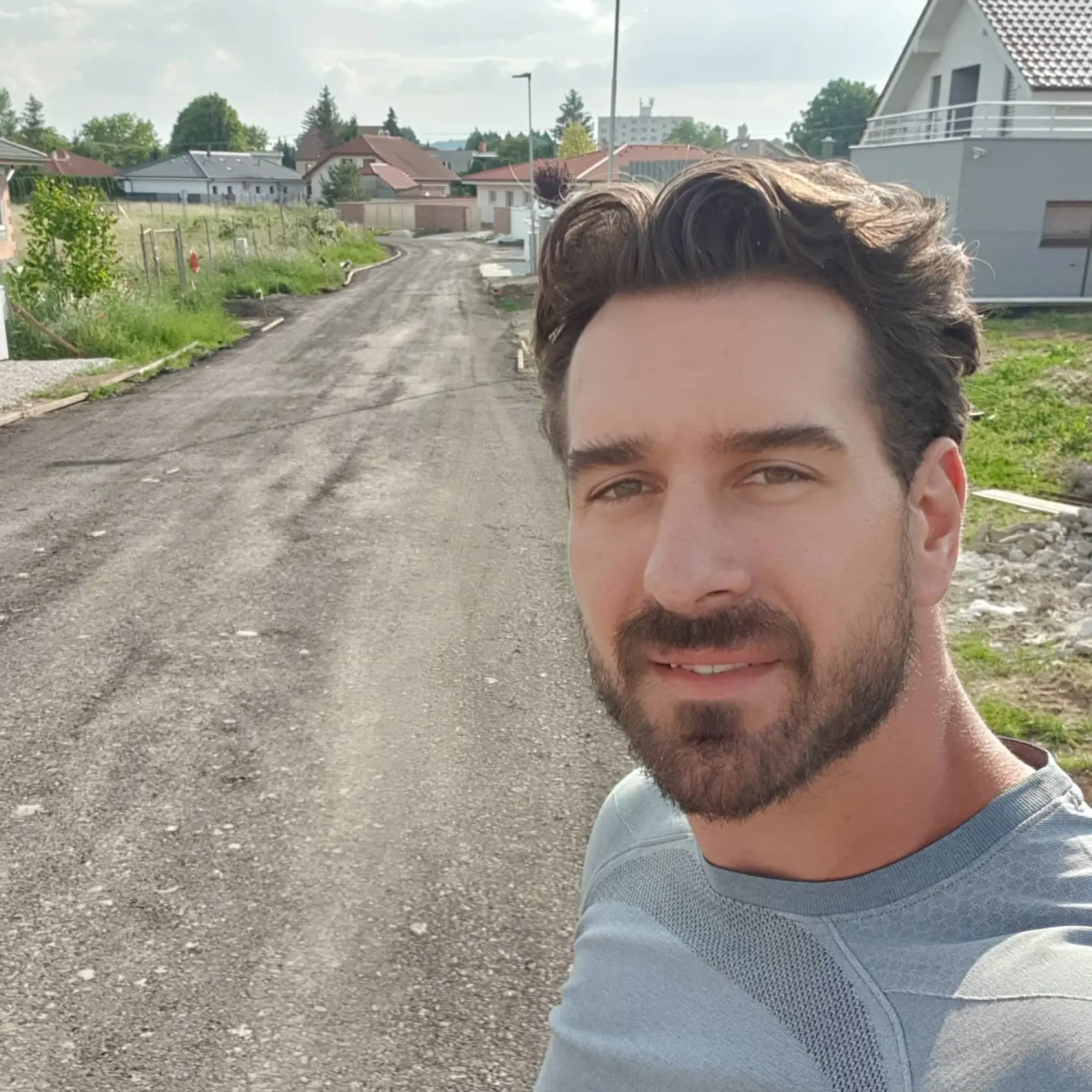 Aj takto vyzerala príjazdová cesta k Valábikovmu domu.