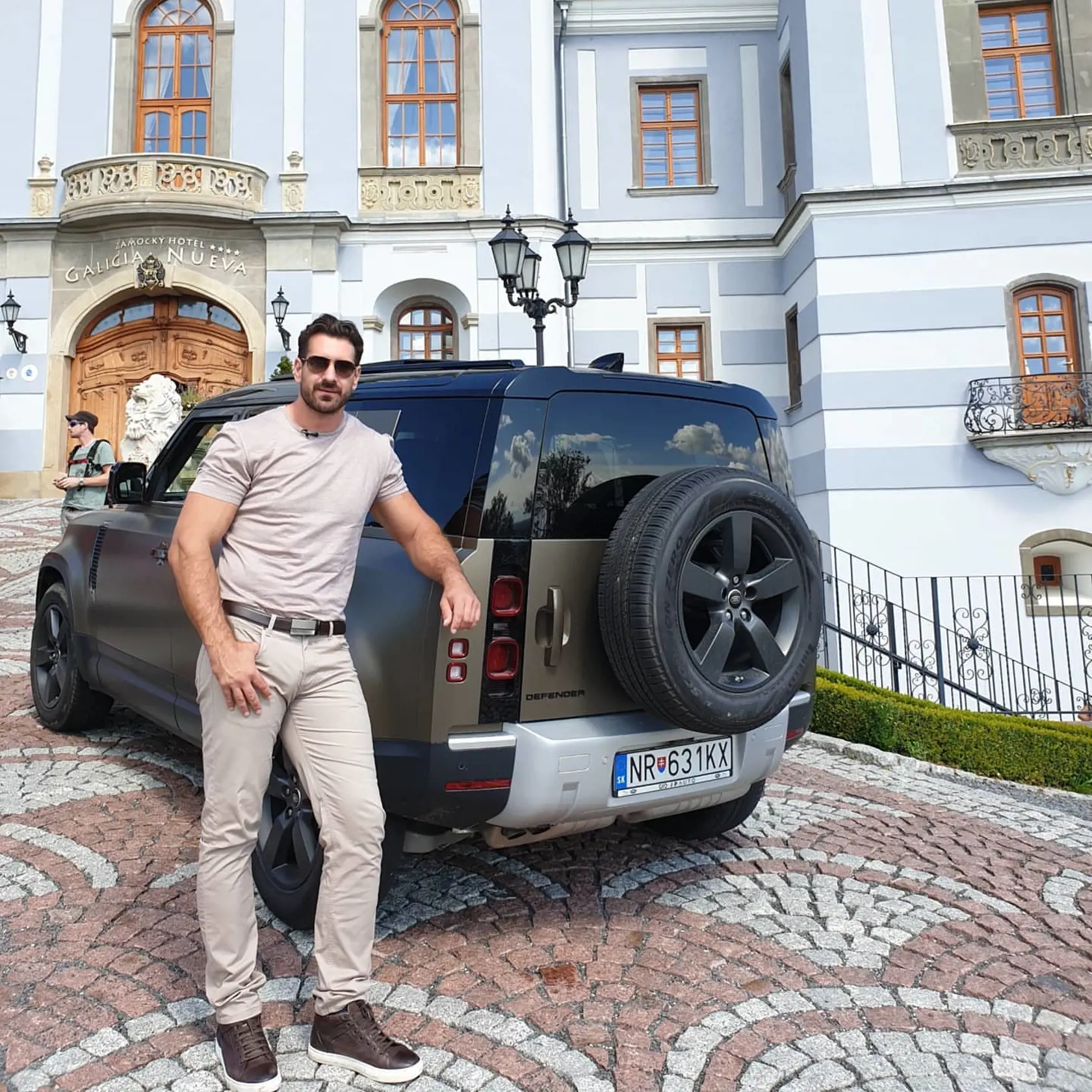 Boris Valábik sa po zavesení korčuli na klinec presunul pred televízne kamery.