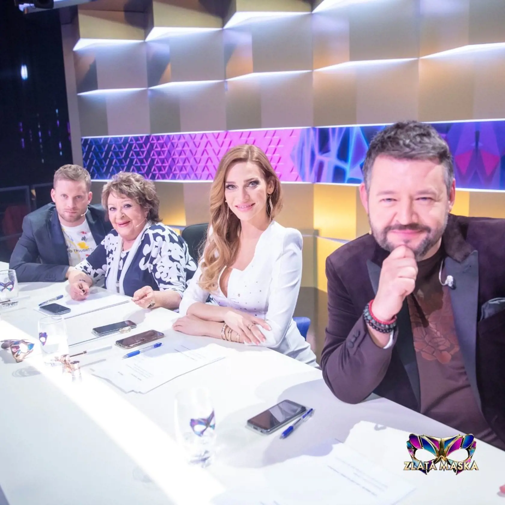 DISTINGVOVANÍ NAŠINCI V česko-slovenských podmienkach sa veľkými gestami šetrilo. Zľava Jakub Prachař, Jiřina Bohdalová, Andrea Verešová a Michal Hudák.