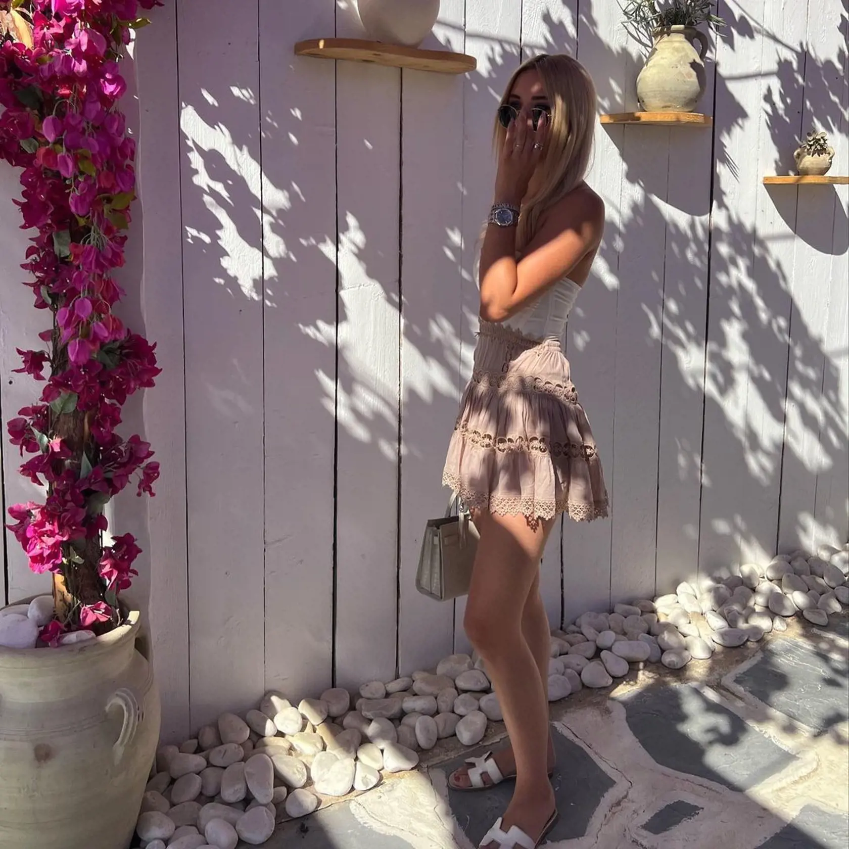 Najmladšia Geissenka Shania (18) sa na sociálnej sieti instagram pochválila luxusom aj výletom v helikoptére. Na záberoch pózovala so svojim psom ako Paris Hilton.