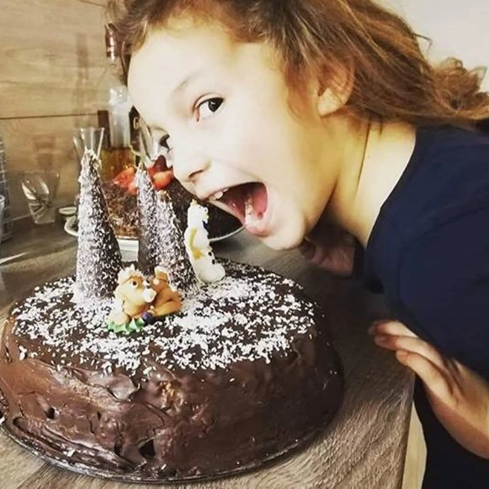 Izabela Gavorníková, seriálová Viki: Z času na čas sa nejakou fotografiou pochváli na svojej sociálnej sieti aj seriálová Viki. Fanúšikovia zase nešetria komentármi .Vidieť, že Izabelka je ich veľkou obľúbenkyňou.