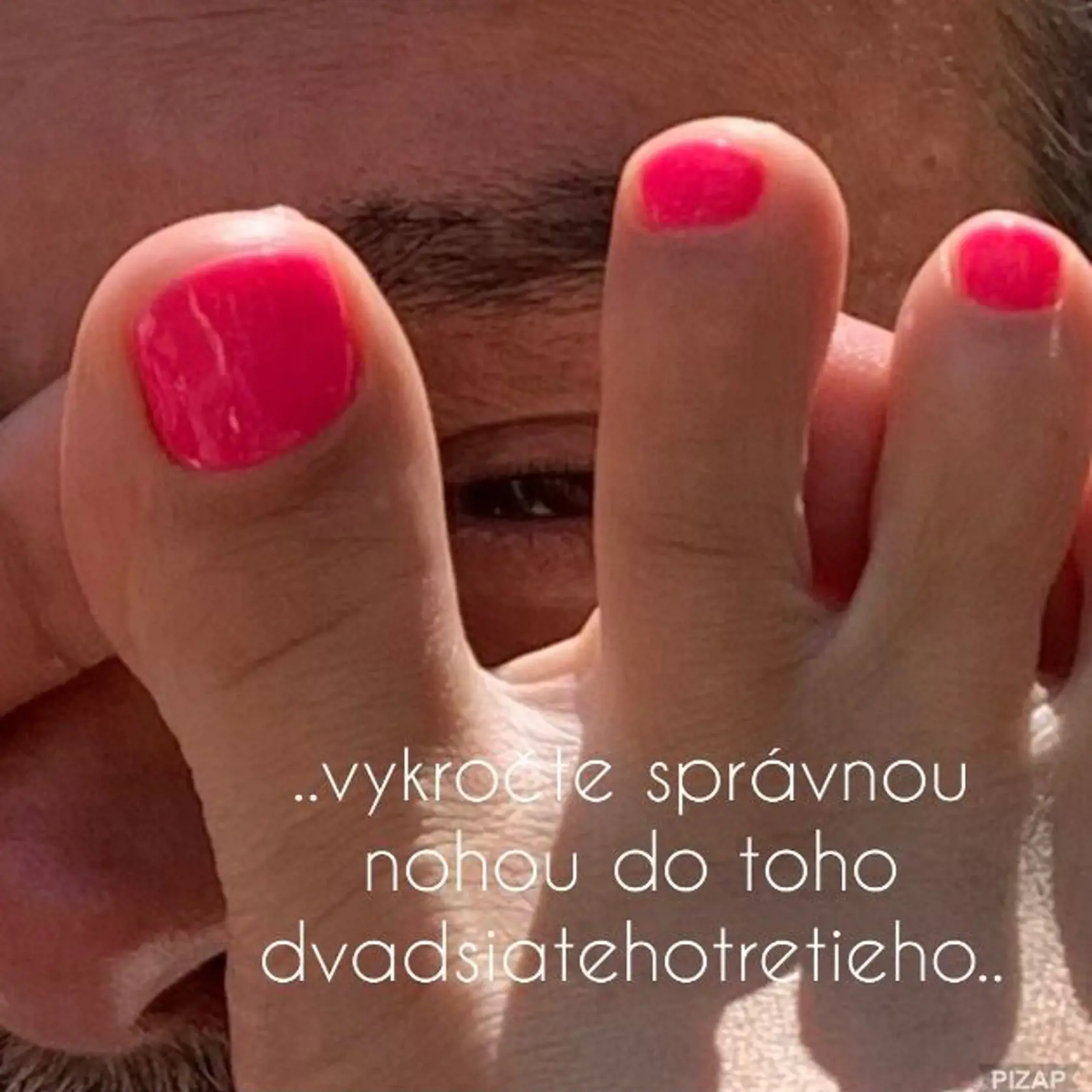 Tajomný
Už tesne po Novom roku sa pochválil chodidlom neznámej ženy.