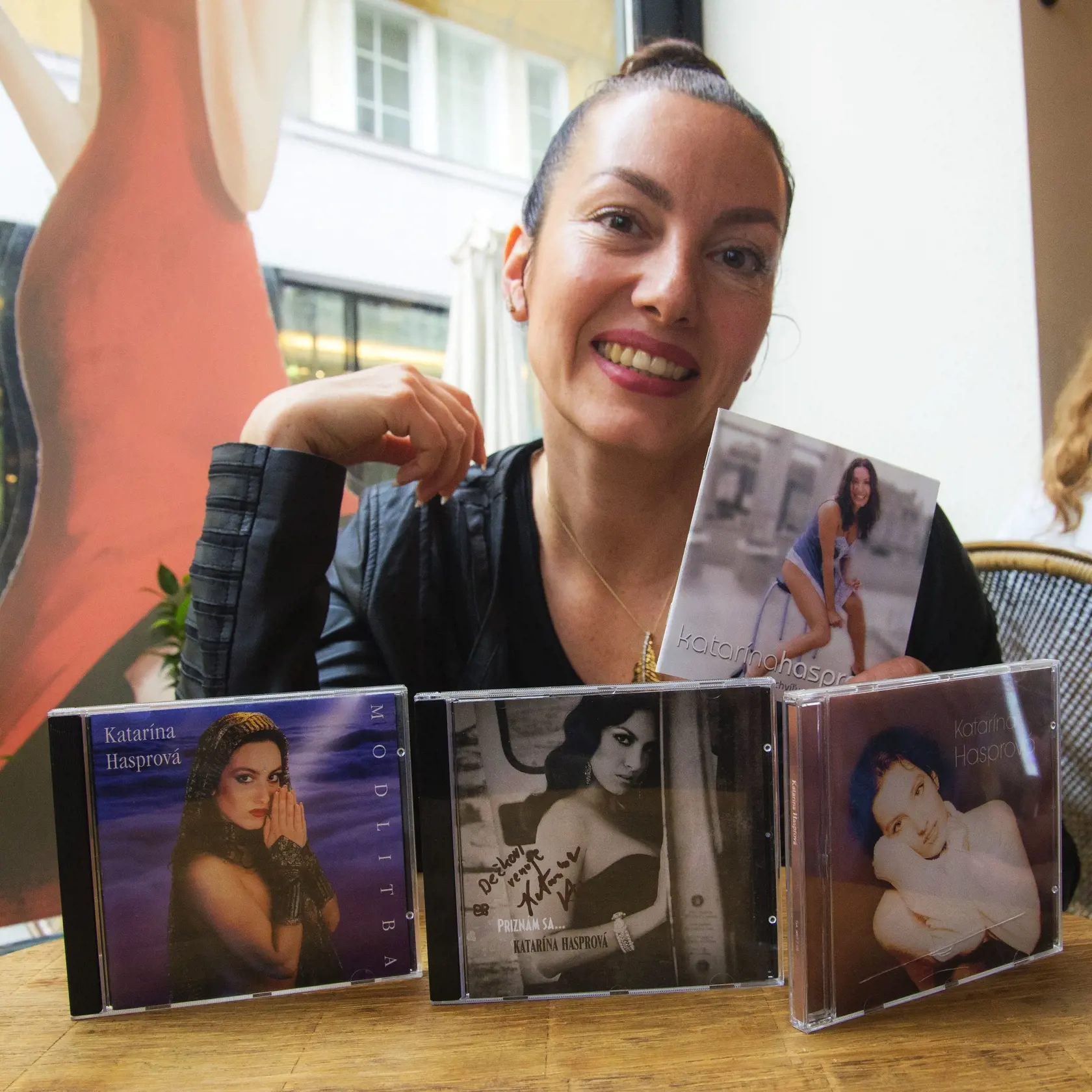 Katarína Hasprová so svojimi albumami.