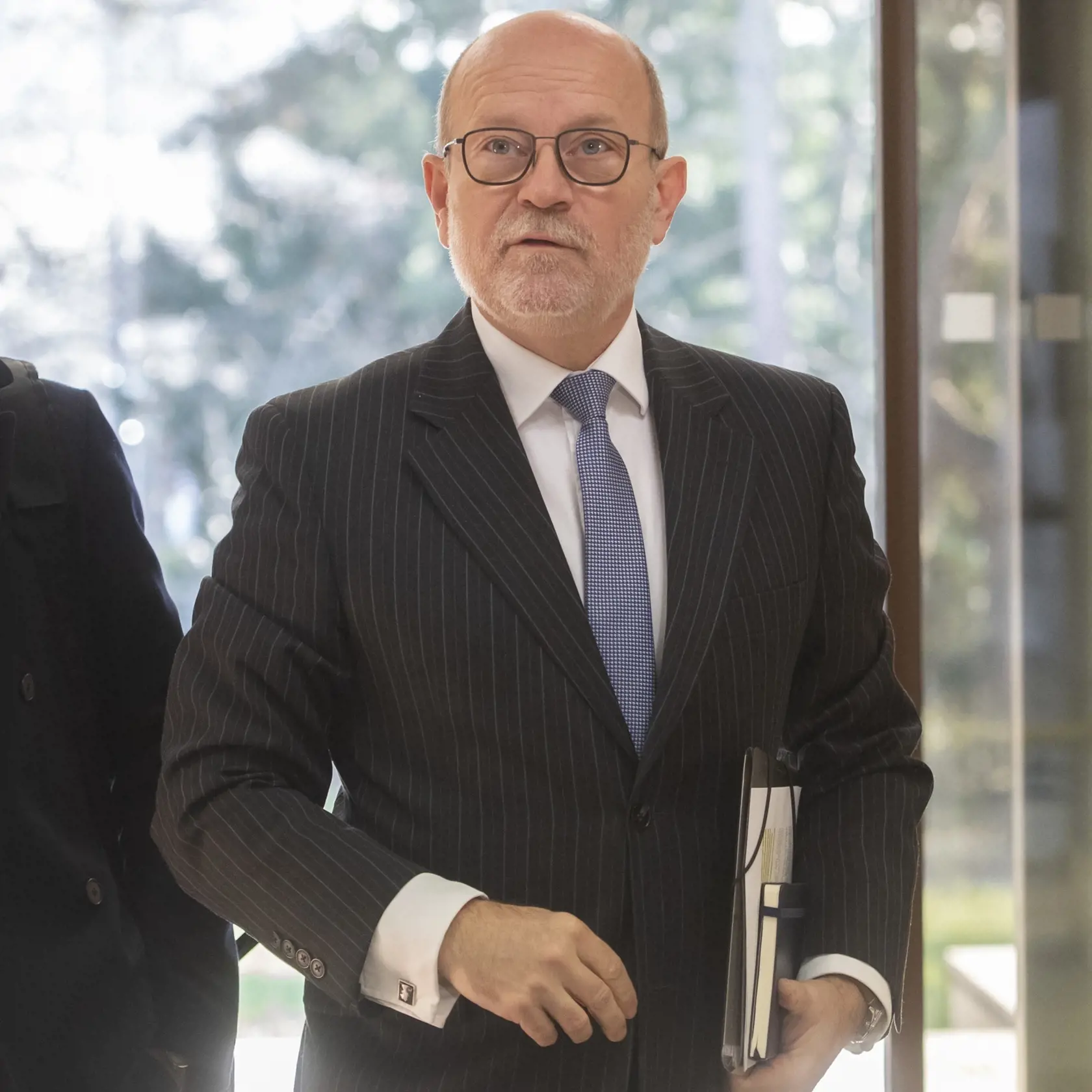 Na snímke dočasne poverený minister zahraničných vecí a európskych záležitostí SR Rastislav Káčer prichádza na 132. schôdzu vlády SR v Bratislave v stredu 25. januára 2023. FOTO TASR - Martin Baumann