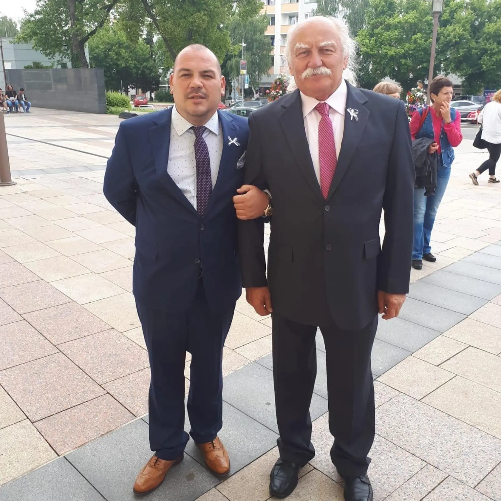 Na fotografii je podľa dcéry Sandry jej otec Libor Oller (vpravo) aj so synom svojho najlepšieho kamaráta z väzenia.