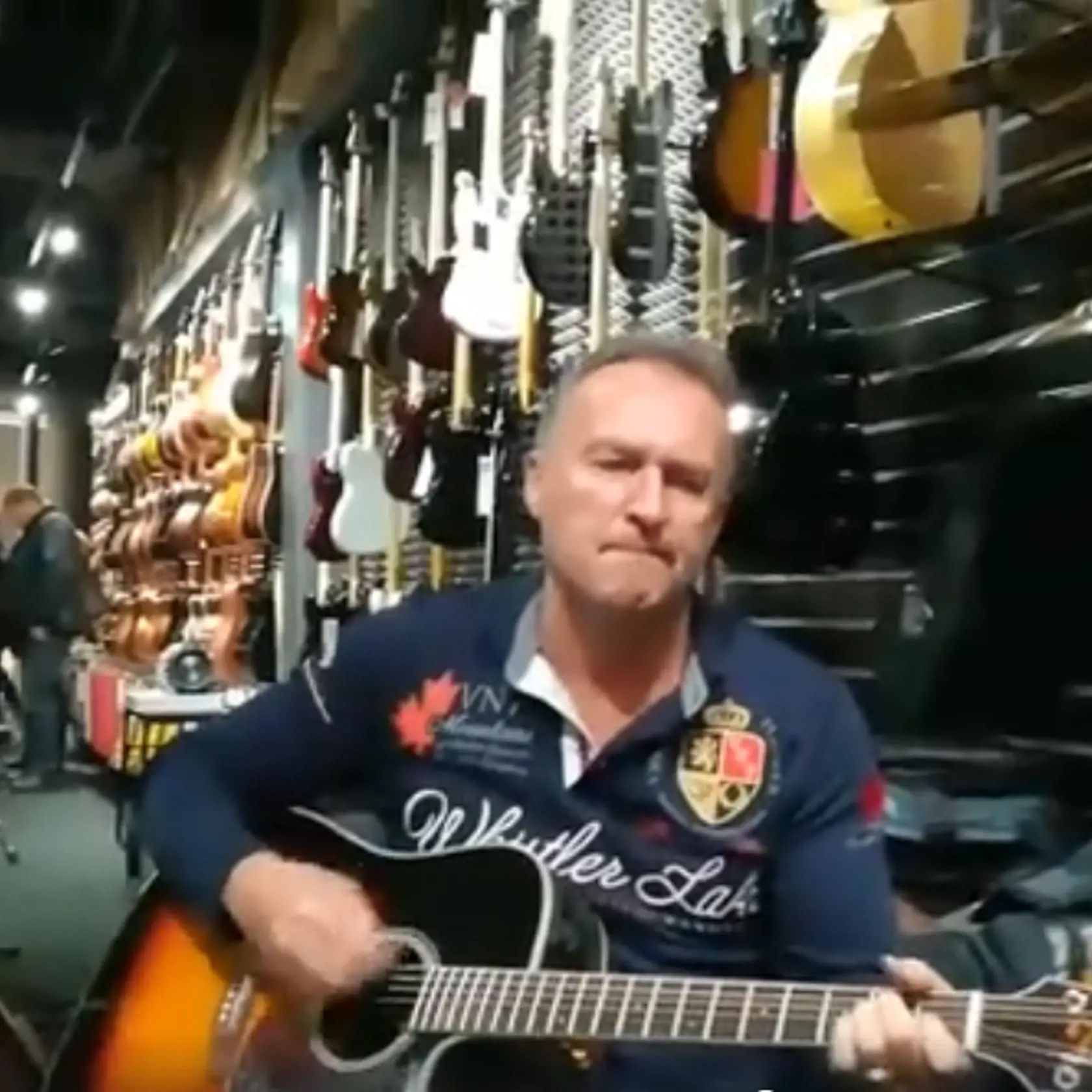 Juraj Zábojník si hru na gitare užíva.