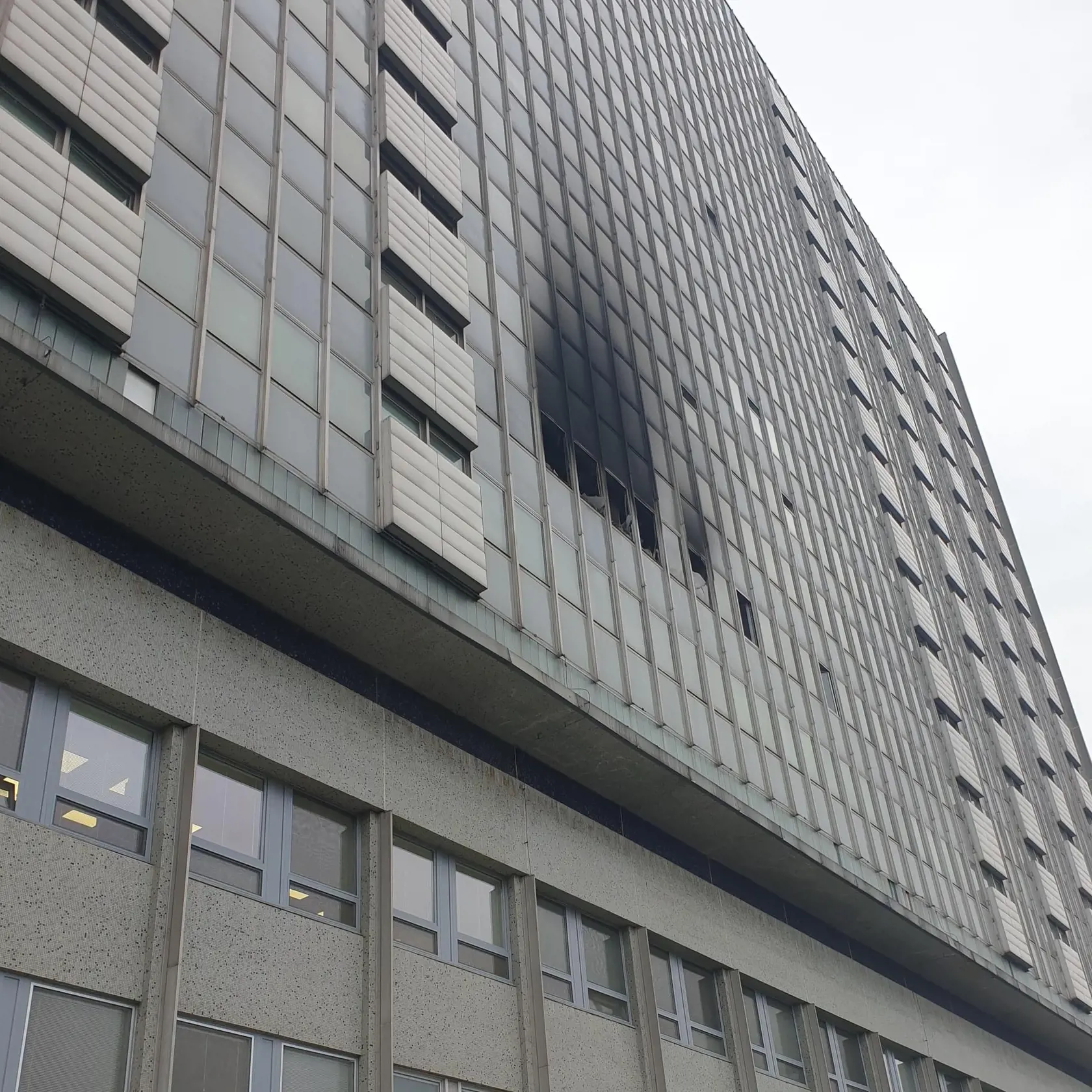 V budove bolo v čase požiaru 766 osôb, evakuovaných bolo 404 ľudí.