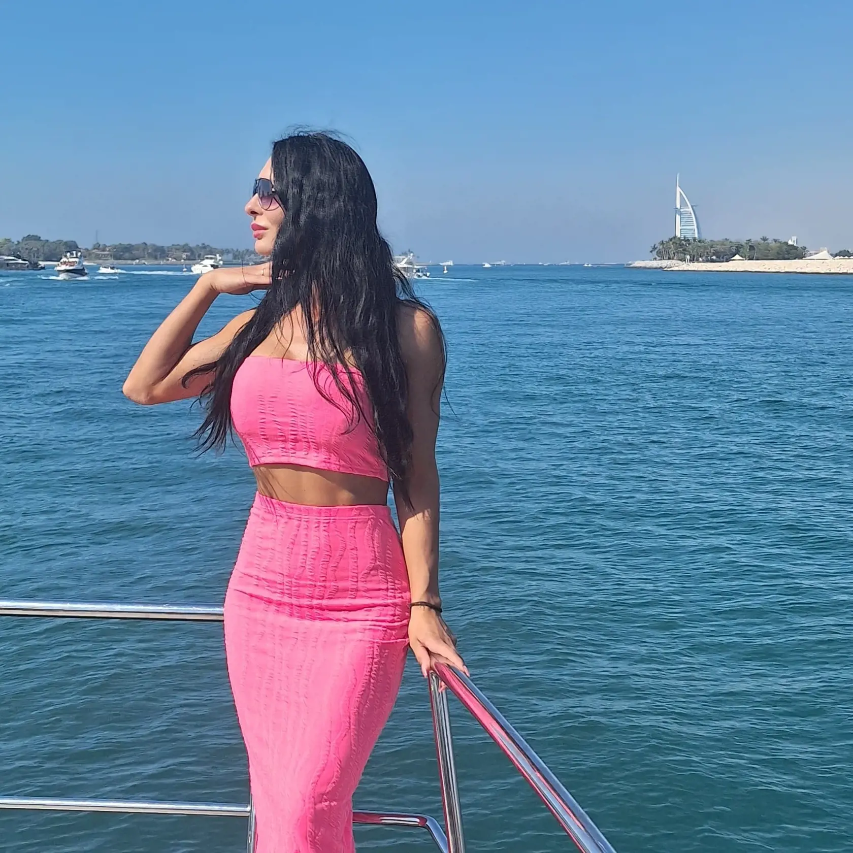 Sexi mamina Mirka Jakubisová sa pochválila fotkami z exotického Dubaja, kde odletela spolu so synom Markusom (3), dvomi dcérami z predchádzajúceho vzťahu, a spoločnosť im robil aj predseda parlamentu Kollár.