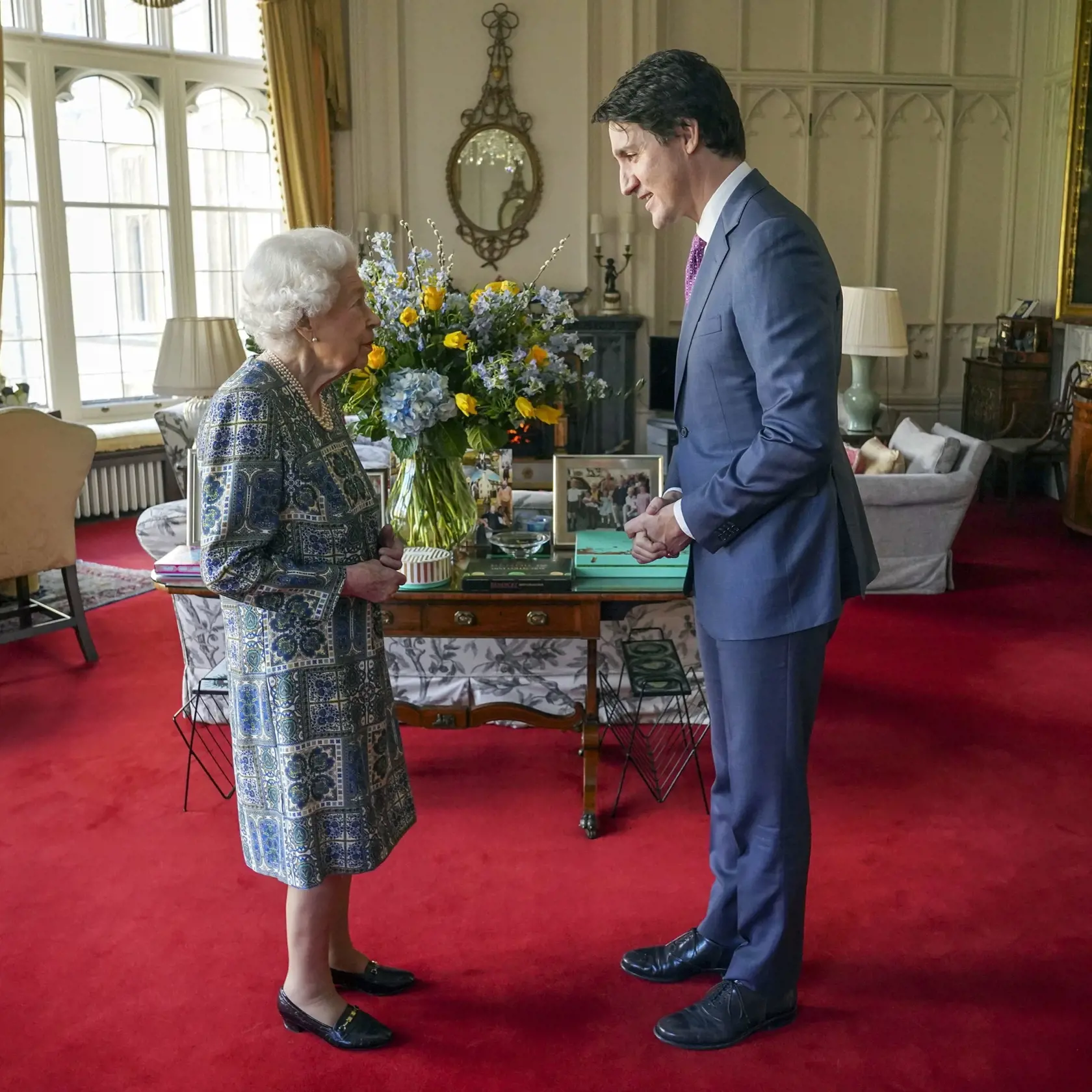 KK25 Windsor - Britská kráľovná Alžbeta II. a kanadský premiér Justin Trudeau počas audiencie na Windsorskom hrade 7. marca 2022. FOTO TASR/AP