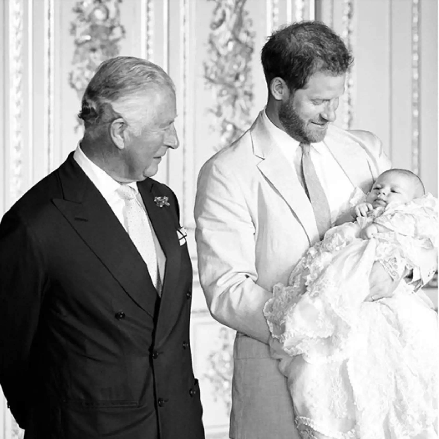 Meghan a Harry pridali doposiaľ nezverejnenú fotografiu princa Archieho z jeho krstín. Princ Charles, ktorý oslavuje 71. narodeniny, sa na svojho vnuka nedokáže vynadívať.