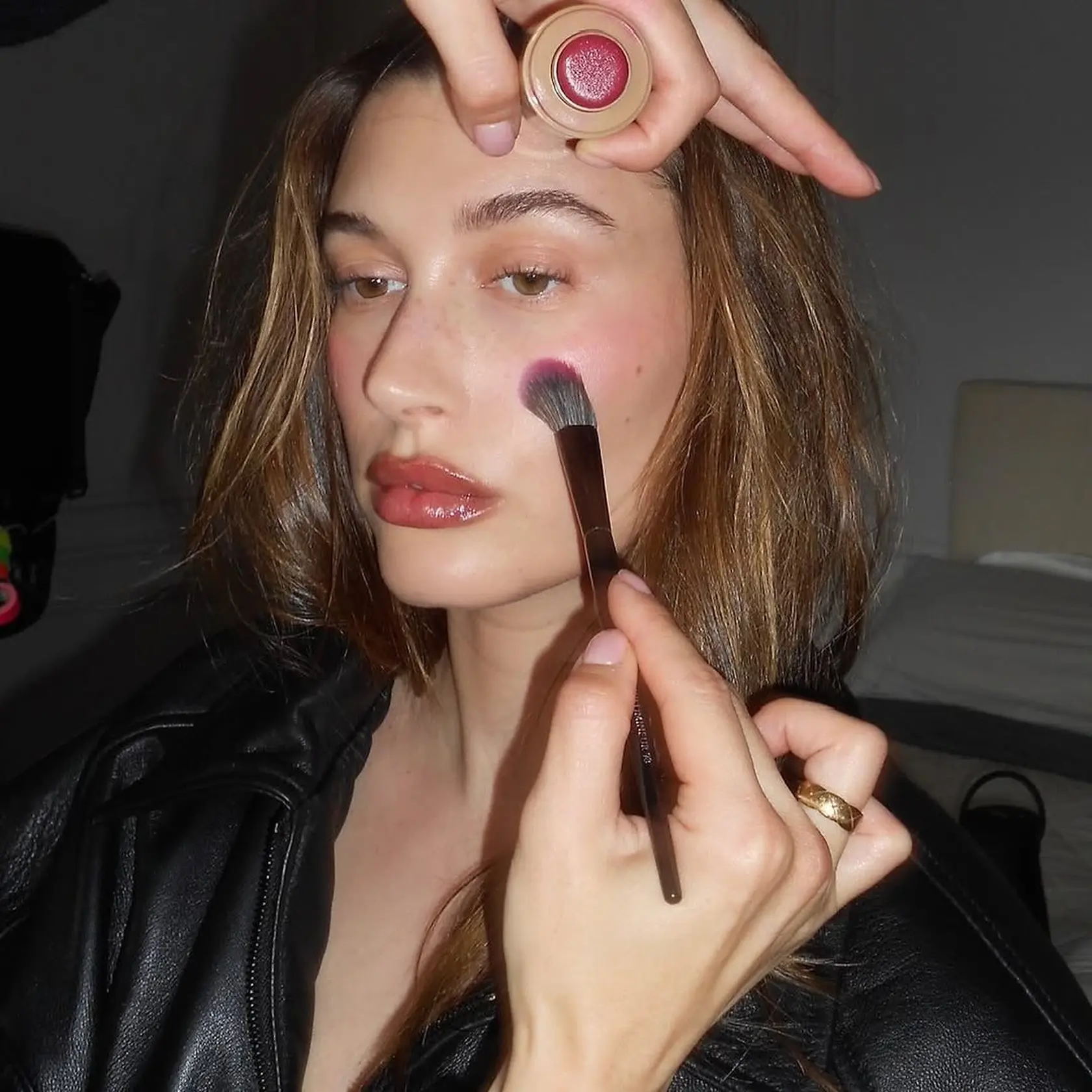 Hailey Bieber a jej nový odtieň lícenky, ktorý sa okamžite stal virálnym