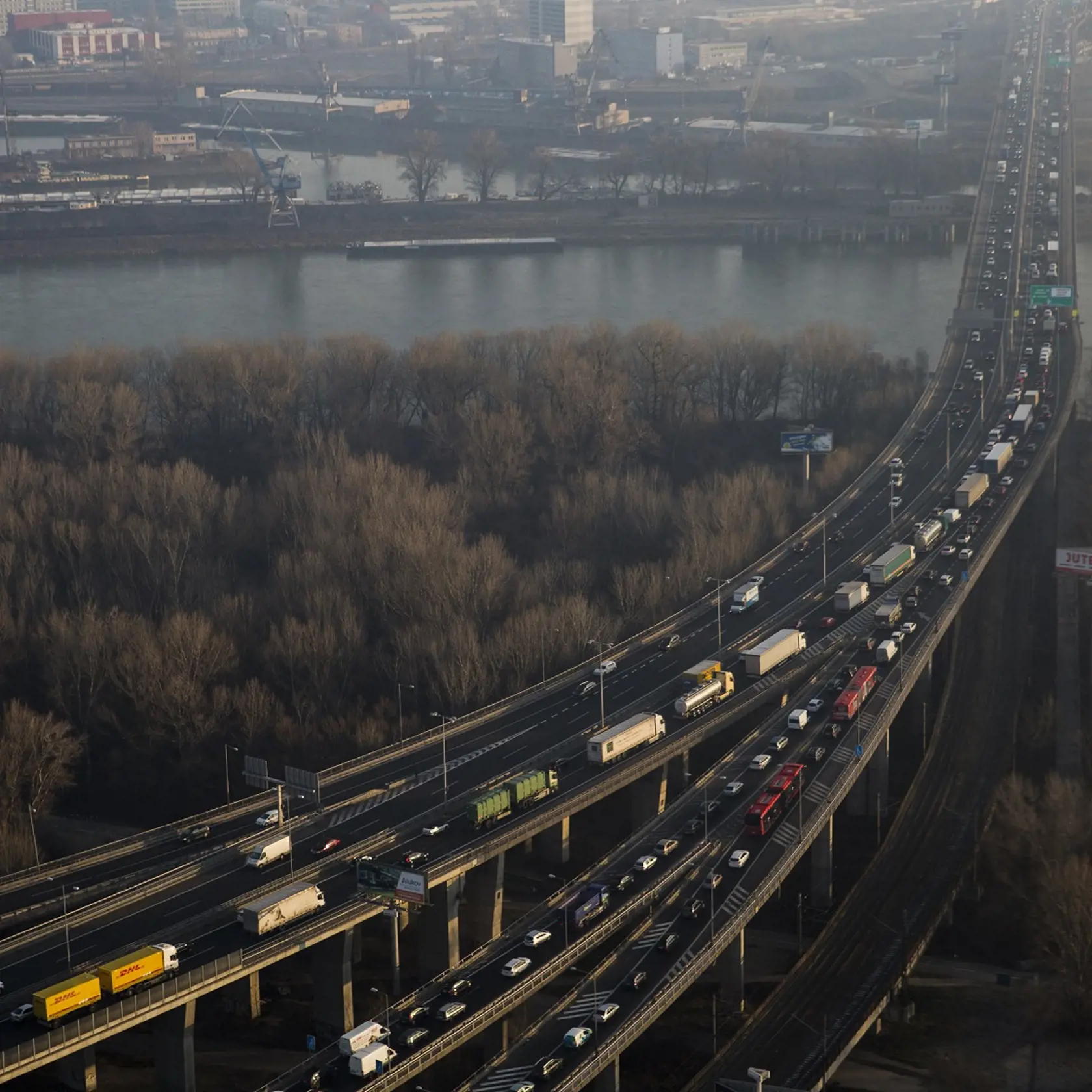 V Bratislave sa v piatok  začali rozsiahle dopravné obmedzenia. Súvisia s výstavbou diaľnice D4 a rýchlostnej cesty R7, konkrétne prestavbou mimoúrovňovej križovatky Prievoz a s výstavbou podzemného kruhového objazdu na rekonštruovanej časti ulice Mlynské nivy. V prípade Mlynských nív pôjde o obmedzenia rádovo v mesiacoch a pri D4 a R7 v rokoch.