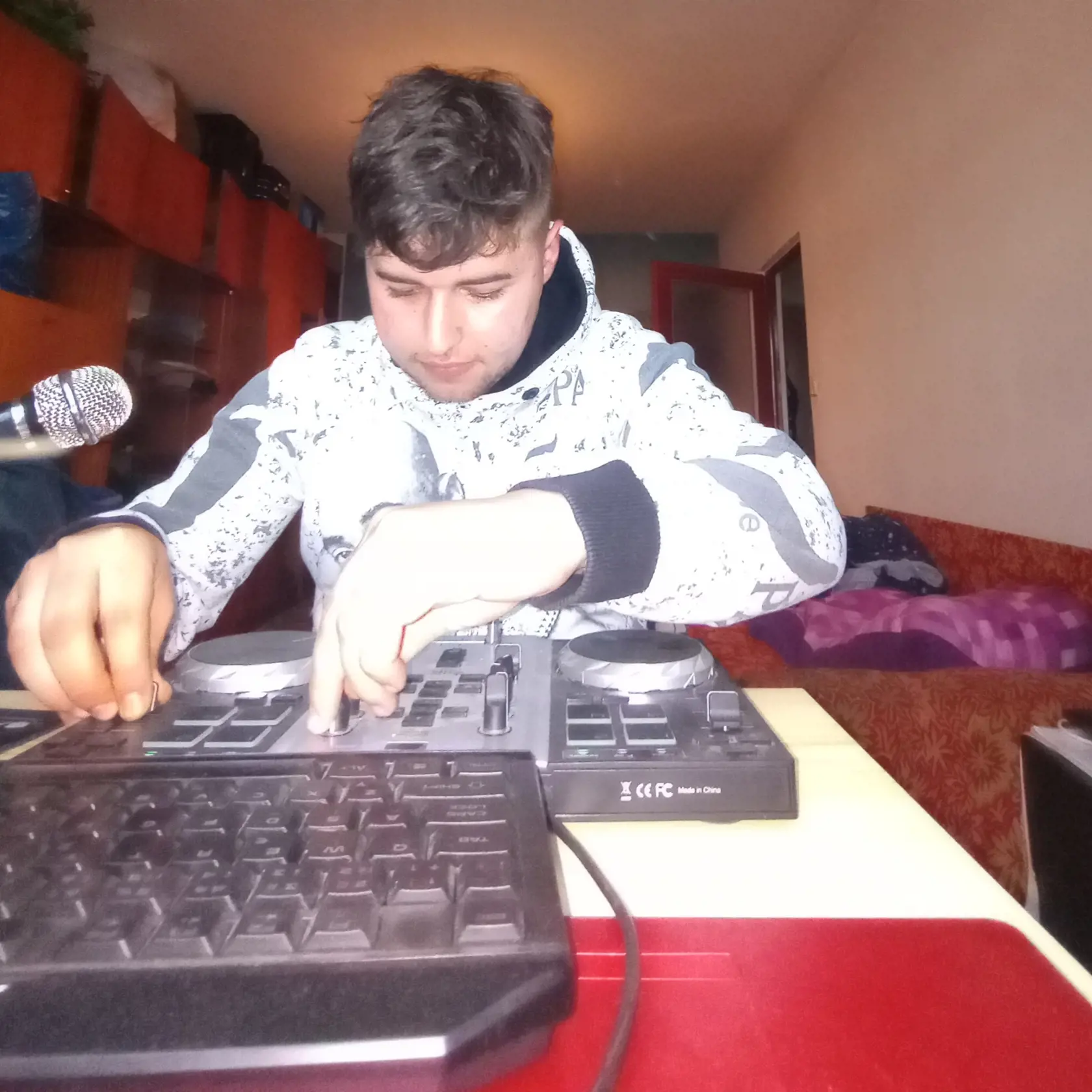 J. W. Červenka, syn známeho zvukára z Elánu, žil po otcovej smrti pol roka v byte v Blansku.