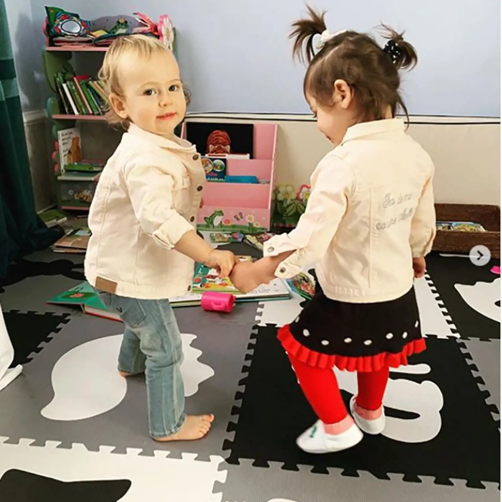 SESTERNICE Adriana a jej sestra Natália porodili tri mesiace po sebe. Obe majú dcéry  a rady ich rovnako obliekajú.
