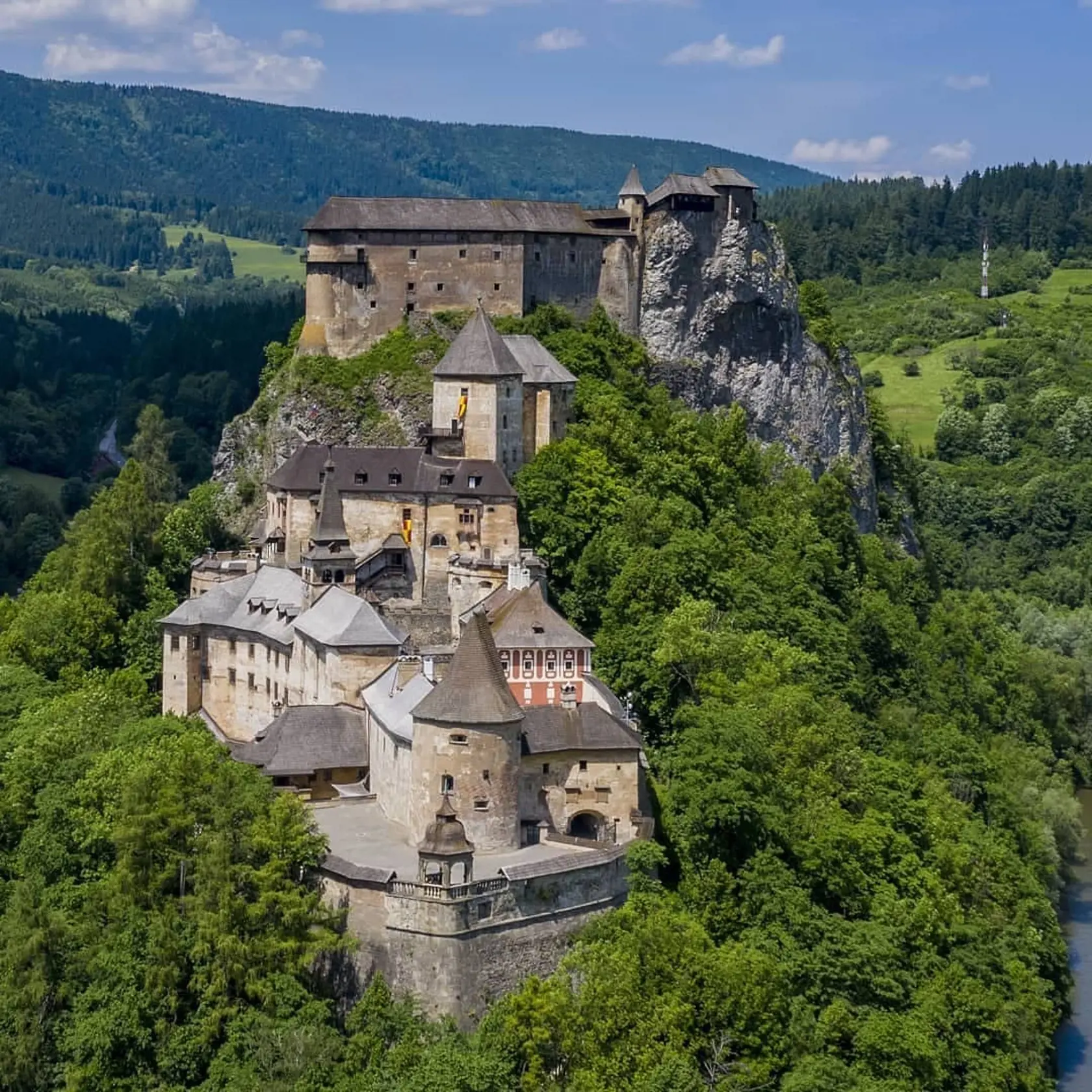 Ďalšia povesť hovorí o starom boháčovi, ktorý túžil mať vlastný hrad na najvyššom brale. Aby ho mal čím skôr, neváhal upísať svoju dušu pekelníkovi. Keď si uvedomil čo spravil, začal sa modliť a Najvyšší mu pomohol a zakročil v pravý čas.