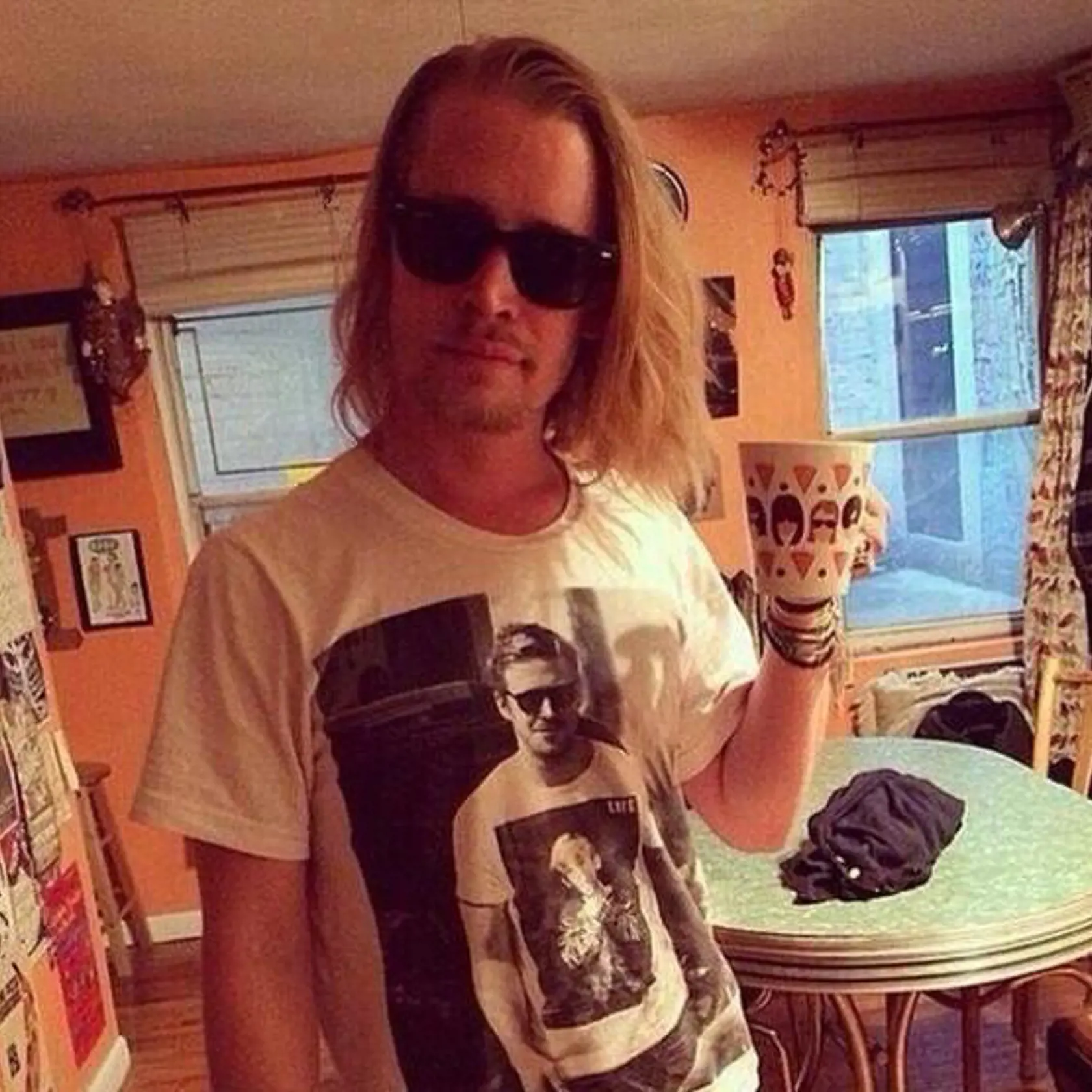 Macaulay Culkin nosí na hrudi hereckého kolegu Ryana Goslinga.