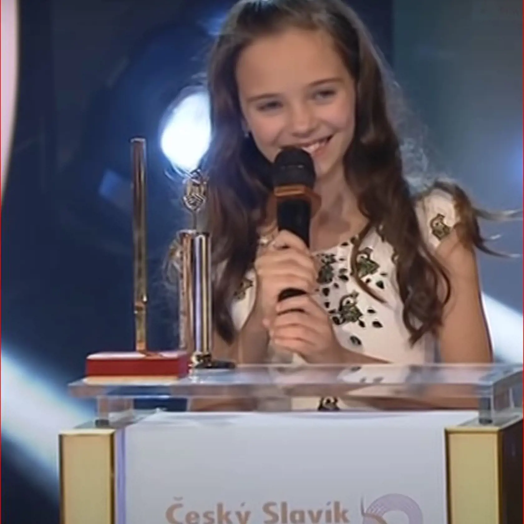 Ročné výročie smrti Karla Gotta si pripomenieme filmom o posledných dňoch tohto fenomenálneho umelca a empatického človeka. Keď ho sužovali zdravotné problémy, Zlatého slávika za neho preberala dcérka Charlotte.