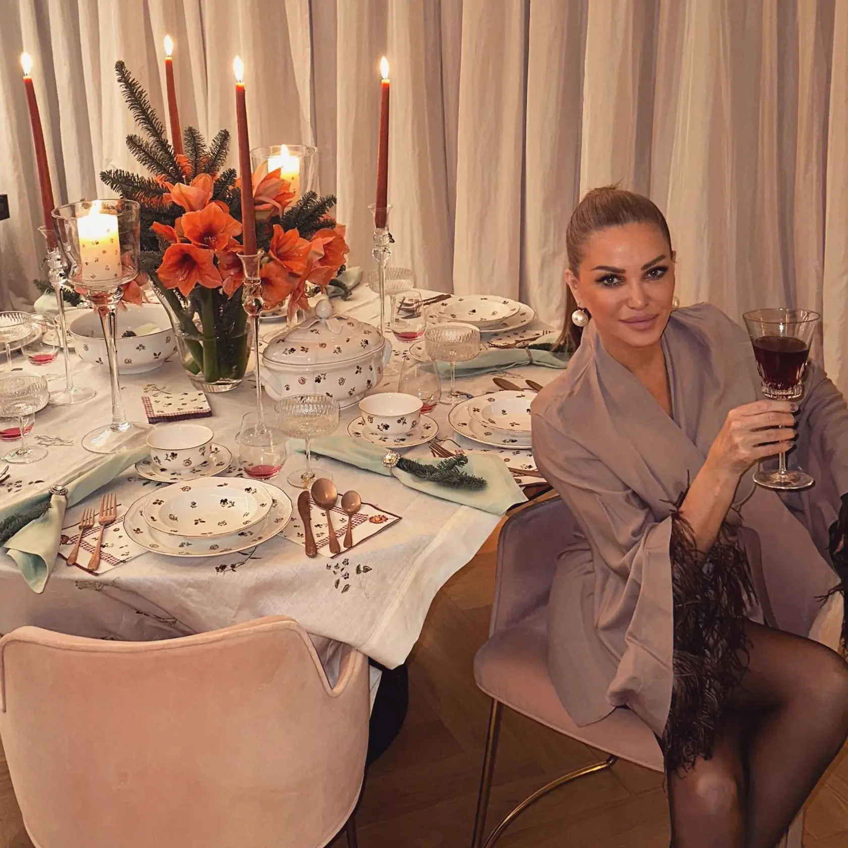 Bývanie Aleny Pallovej: Okrúhly stôl na Vianoce zdobil luxusný porcelán.