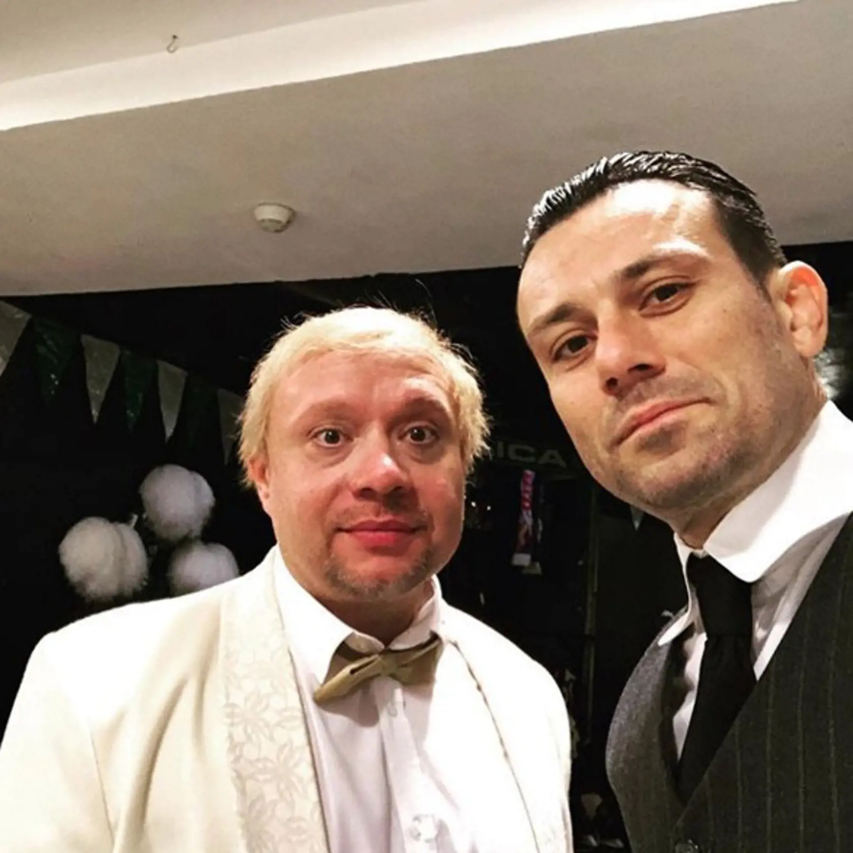 Herec s blond vlasmi vyzeral komicky.