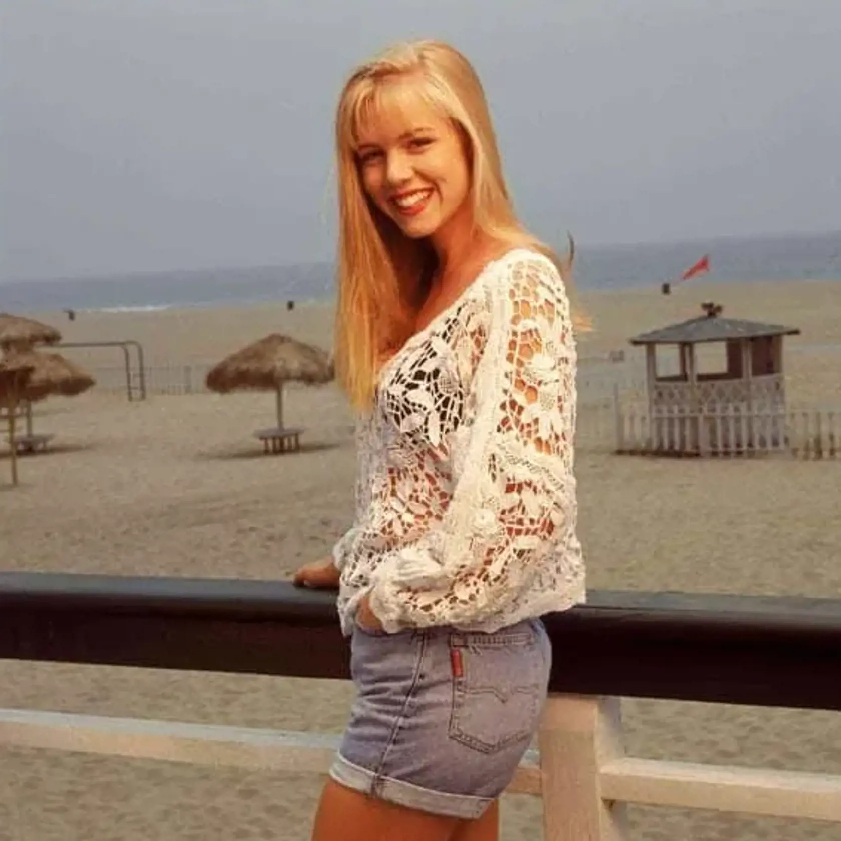 Herečku Jennie Garth milovali všetci a takmer všetky tínedžerky chceli v tom čase vyzerať ako krásna blond dlhovláska Kelly. Bola považovaná za jednu z najatraktívnejších, a to bol možno aj dôvod, prečo sa v seriáli nedokázala rozhodnúť pre jedného vyvoleného.