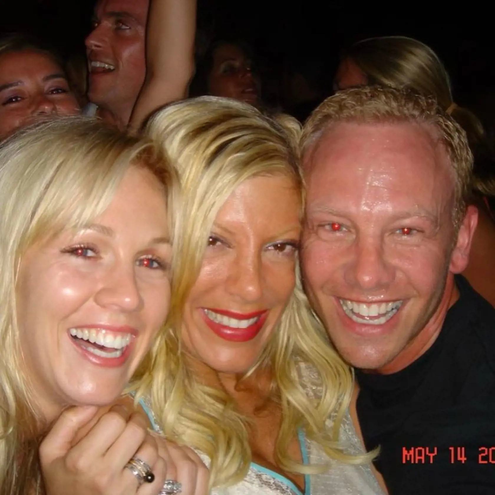 Zľava, Jennie Garth, Tori Spelling a Ian Ziering.