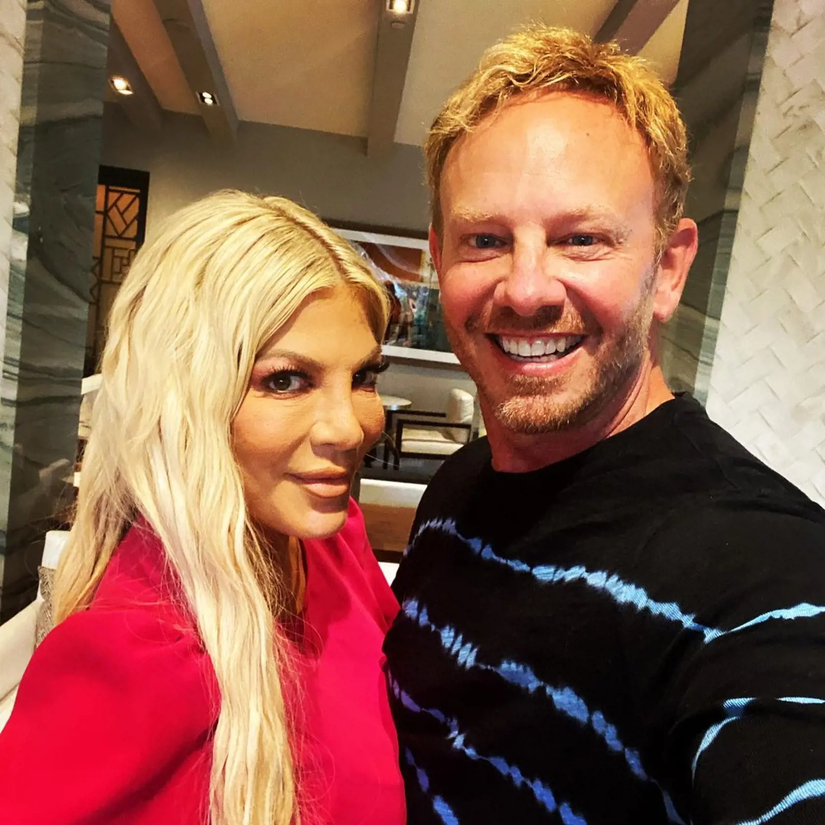 Tori Spelling a Ian Ziering. Tori je o 10 rokov mladšia, no pre jej plastiky, to sotva badať.
