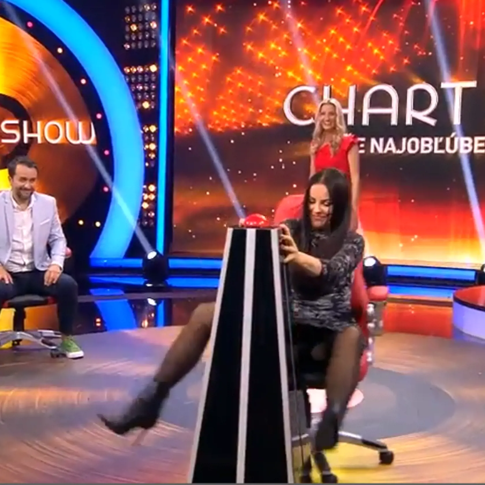 Knechtová sa v Chart Show správala ako odtrhnutá z reťaze, rozťahovala nohy a všetkým ukazovala nohavičky. 