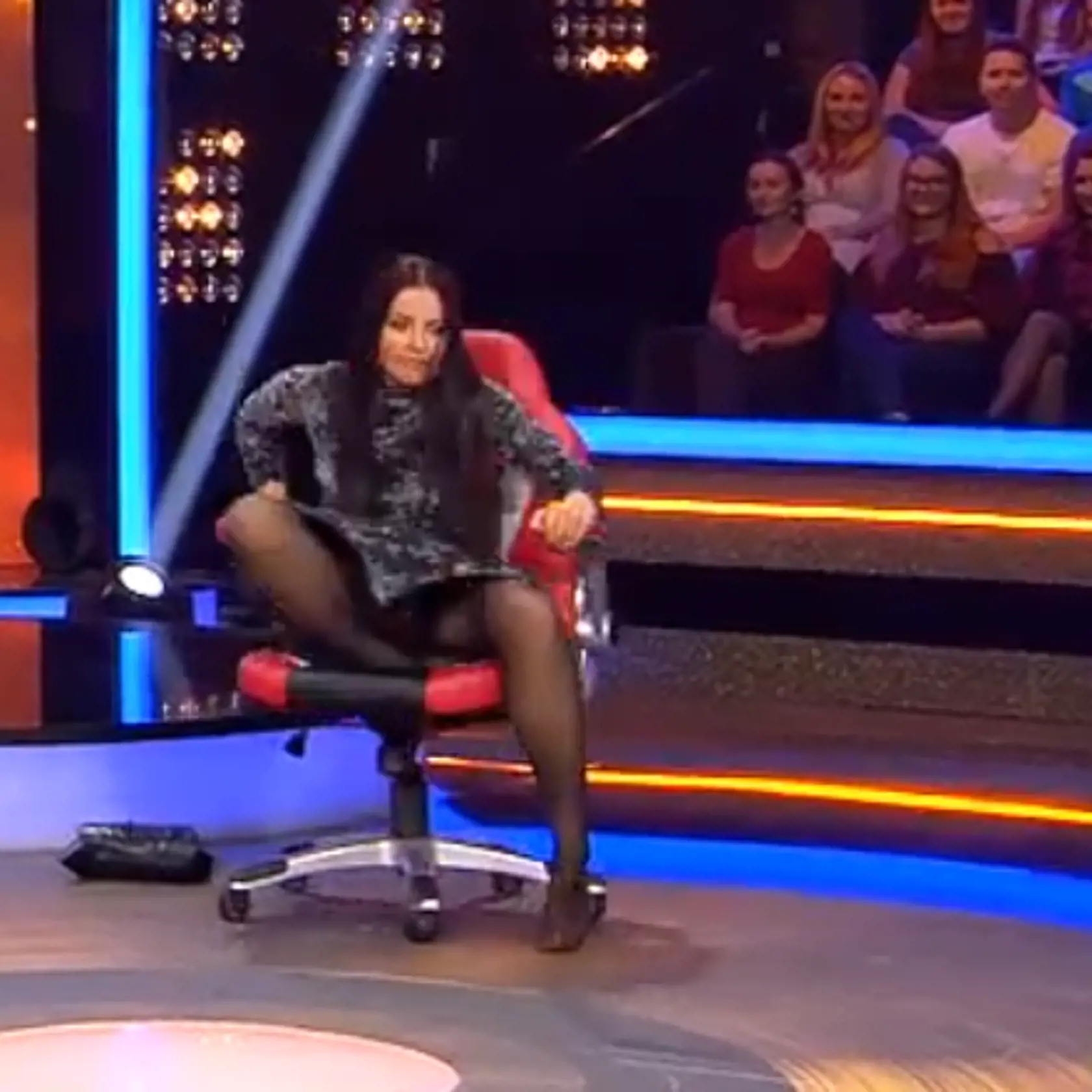Knechtová sa v Chart Show správala ako odtrhnutá z reťaze, rozťahovala nohy a všetkým ukazovala nohavičky. 