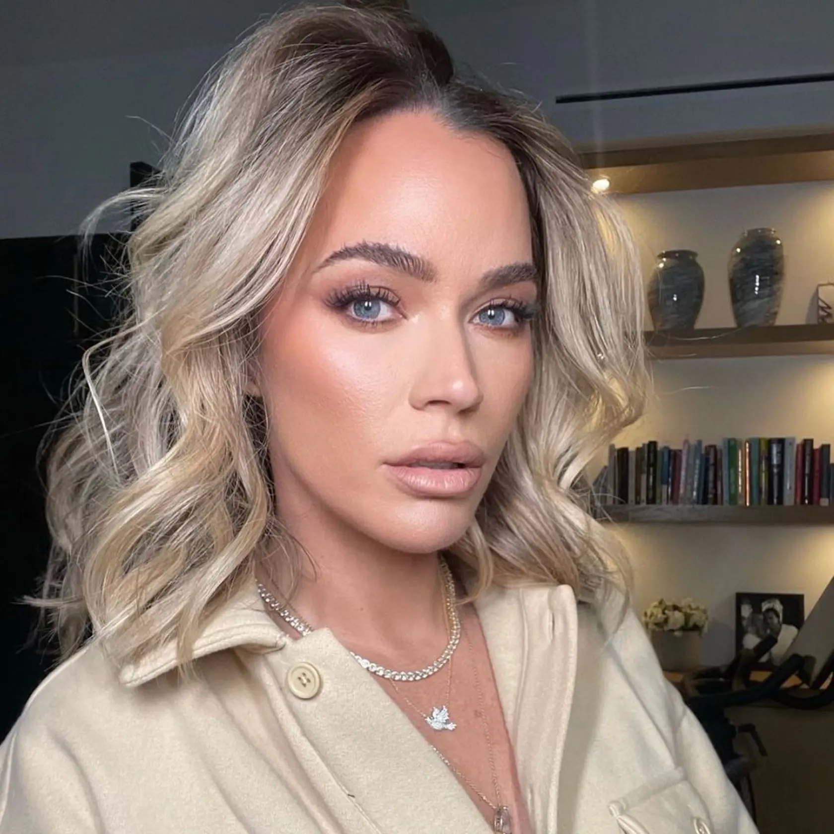 Sympatická blondínka Teddi Mellencamp, dcéra speváka a skladateľa Johna Mellencampa, je americká televízna osobnosť, hviezda reality a moderátorka podcastov. Objavila sa ako hlavná postava v ôsmej, deviatej a desiatej sérii populárnej reality šou o živote Skutočných manželiek z Beverly Hills.