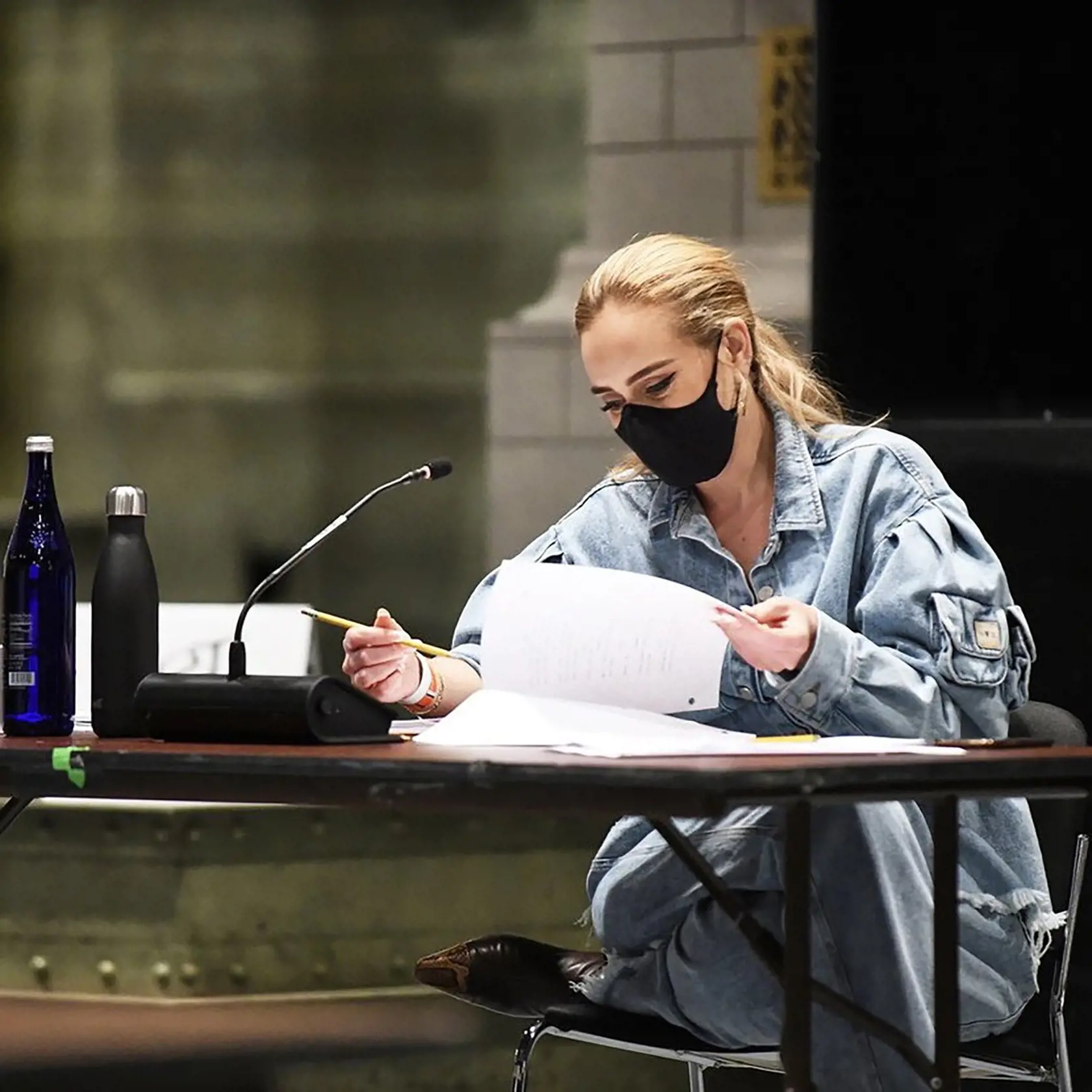 Britská speváčka Adele sa predstavila v prvej upútavke na talk show Saturday Night Live, ktorú pomôže moderovať.