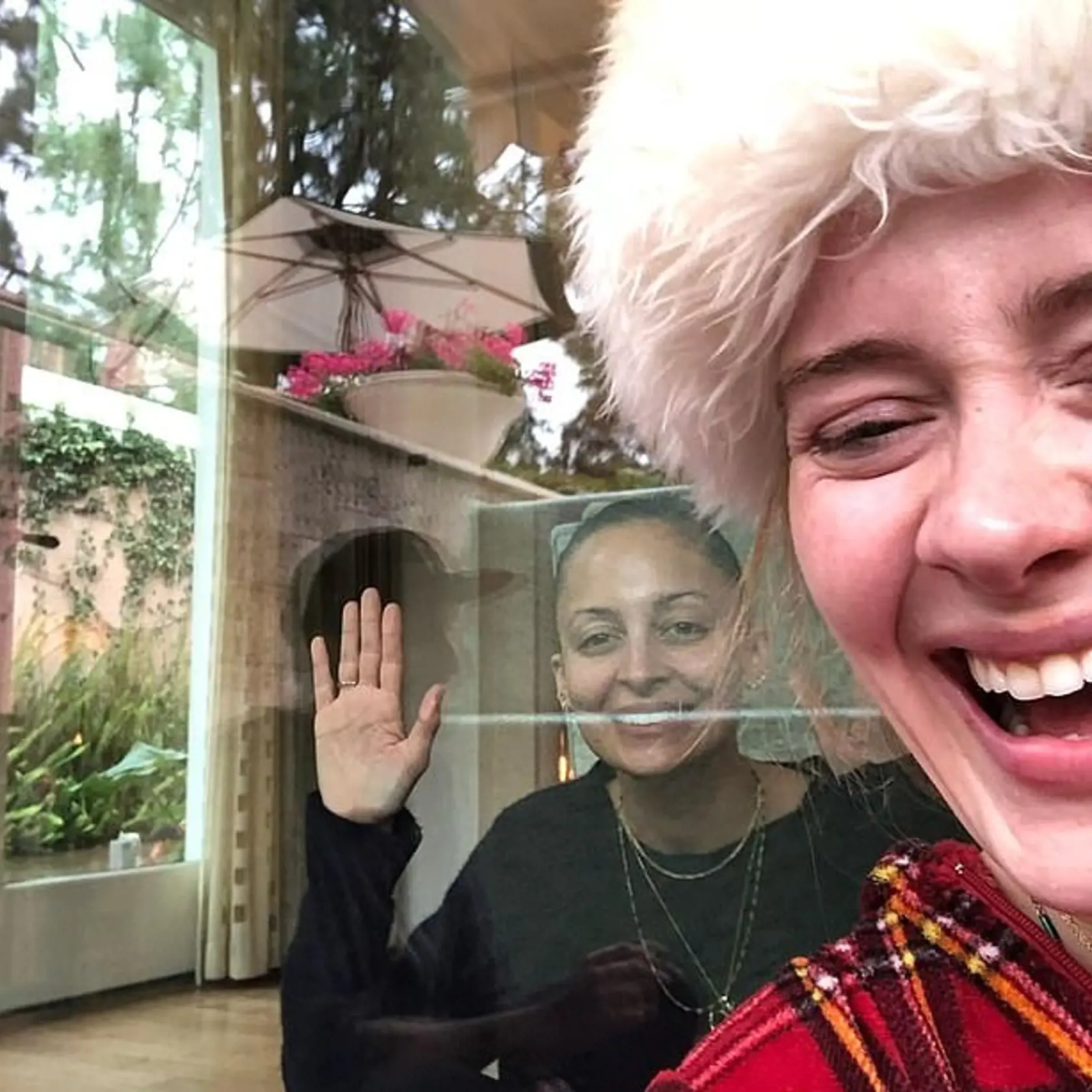 Známa speváčka (32), ktorá v poslednom čase otvára fanúšikom ústa skôr svojím výzorom než piesňami, gratulovala svojej dobrej kamarátke Nicole Richie k narodeninám.