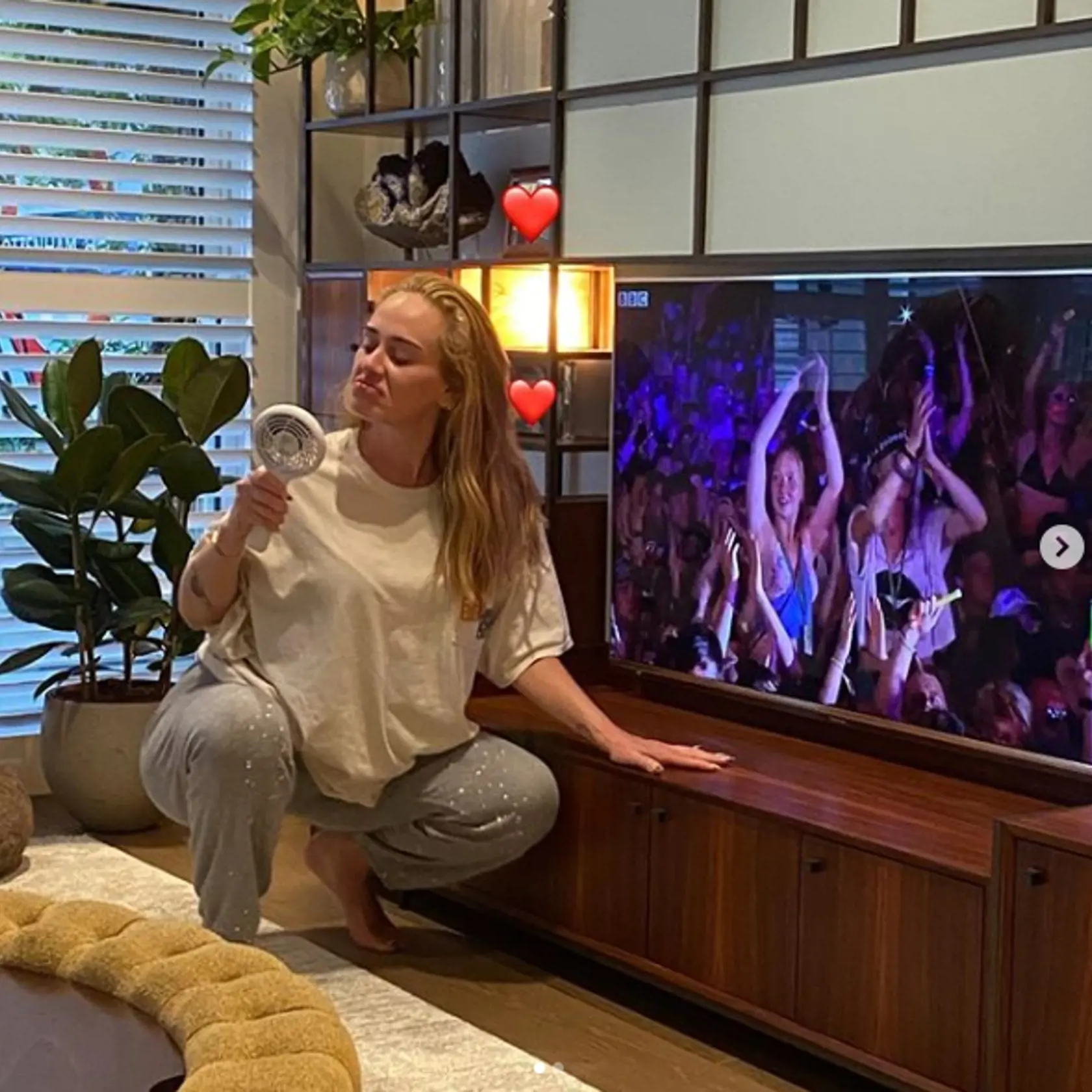 27. jún 2020 - Adele opäť odhaľuje svoje sebavedomie. Nenamaľovaná a s neupravenými vlasmi sa pozerá do zrkadla.