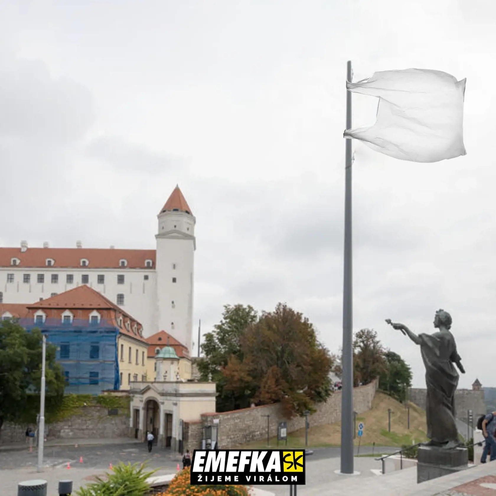 Toto má byť takzvaný PODRŽSTOŽIAR. A zhodou okolností iba niekoľko metrov od Bratislavského hradu. Videli ste už niečo také?