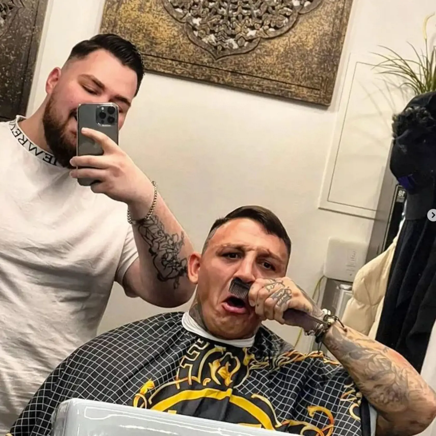 Gabor Boráros zo Survivor to poriadne prepískol. Na Ukrajine zúri vojna a on si robí srandu z fúzov, ktoré nosil diktátor Adolf Hitler.