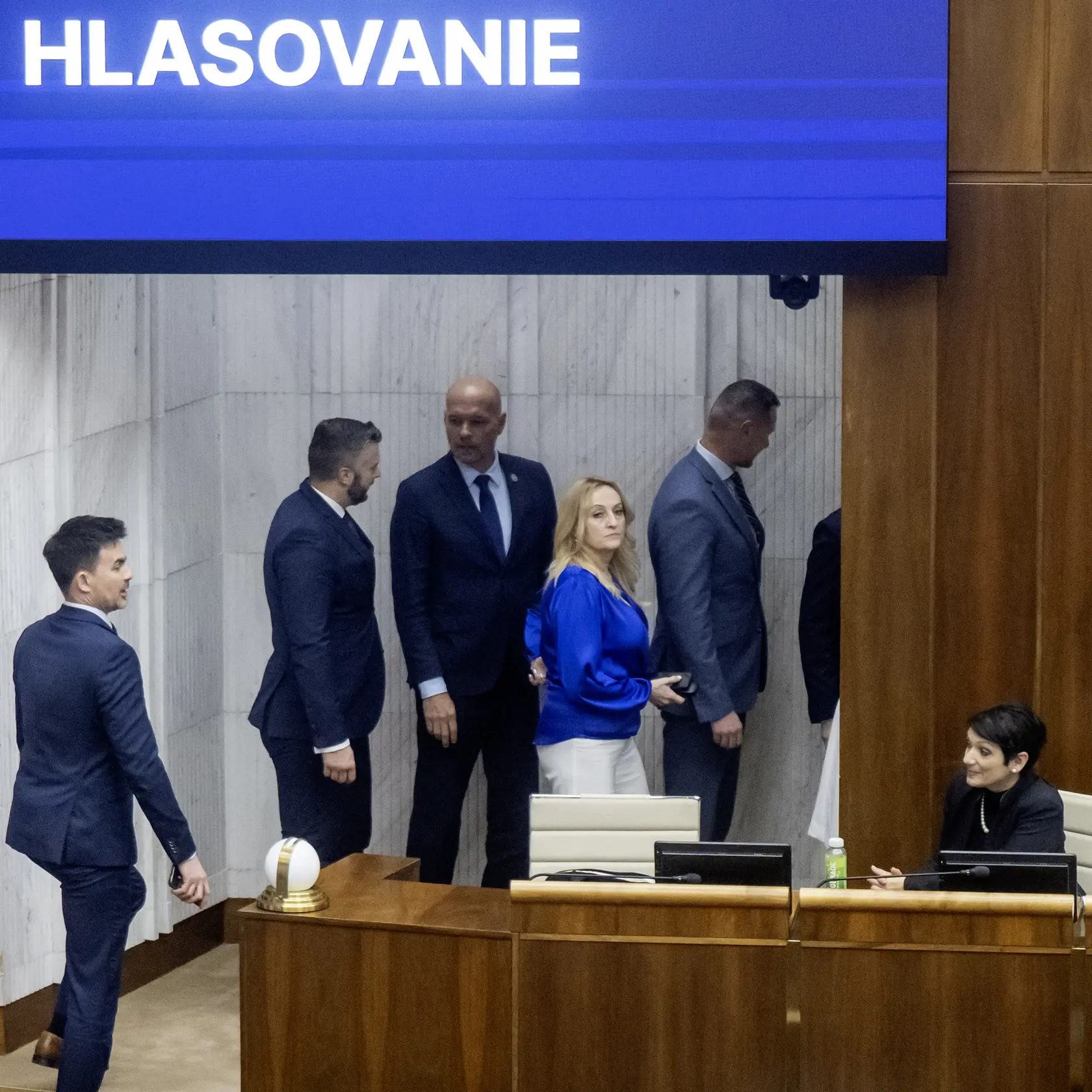 Poslanci Národnej rady (NR) SR počas tajného hlasovania predsedu parlamentu na 33. schôdzi NR SR 26. marca 2025 v Bratislave. Poslanci NR SR pristúpili v stredu podvečer k voľbe predsedu parlamentu a k voľbe predsedu Výboru NR SR pre pôdohospodárstvo a životné prostredie. Volia ich v tajnom hlasovaní. Na post šéfa NR SR kandiduje podpredseda Hlasu-SD Richard Raši, na jeho zvolenie je potrebných aspoň 76 hlasov. FOTO TASR - Martin Baumann