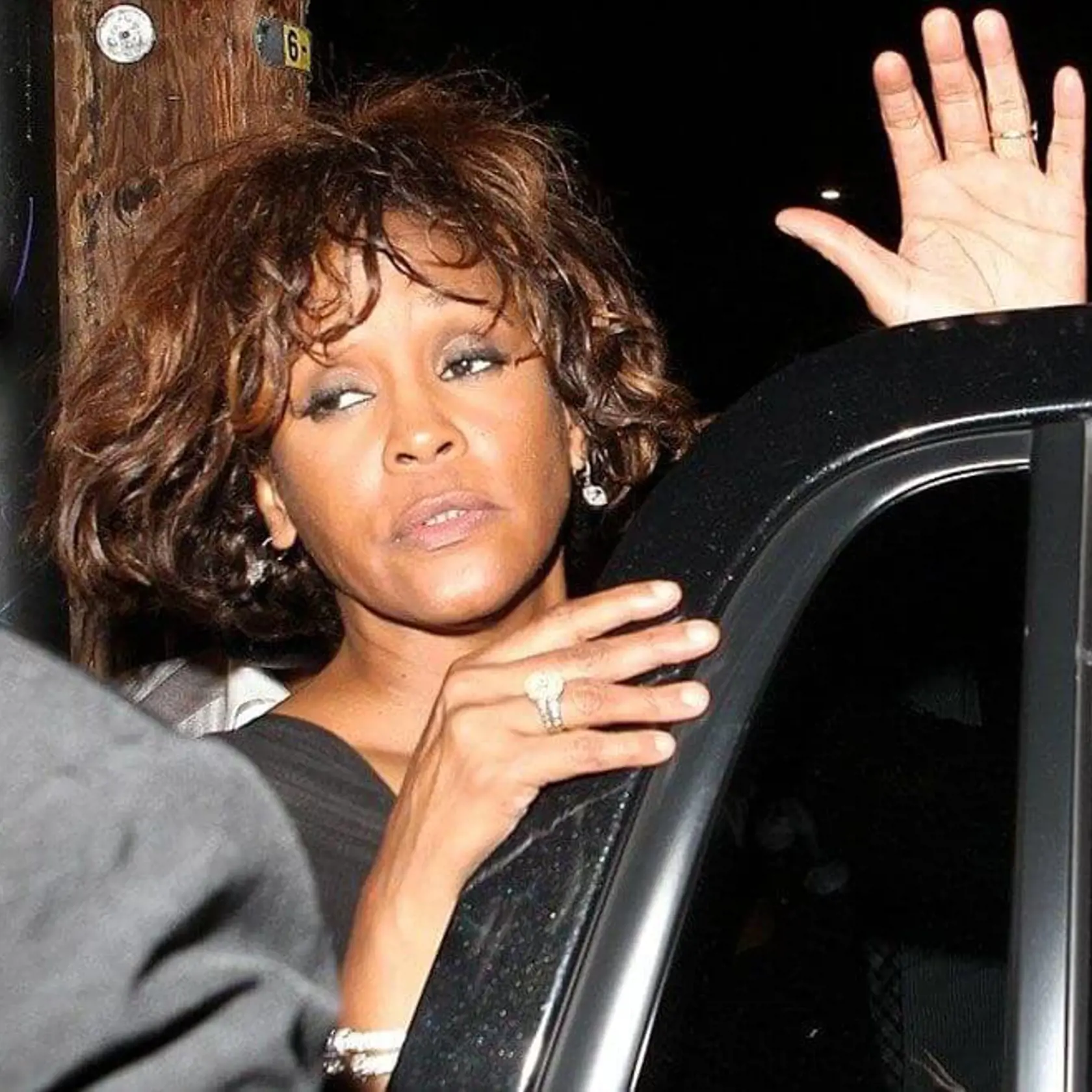 Whitney Houston mala mnoho démonov. Patrili k nim aj alkohol a drogy. Hudobná diva len pár hodín pred smrťou vyzerala smutne a ustráchane.
